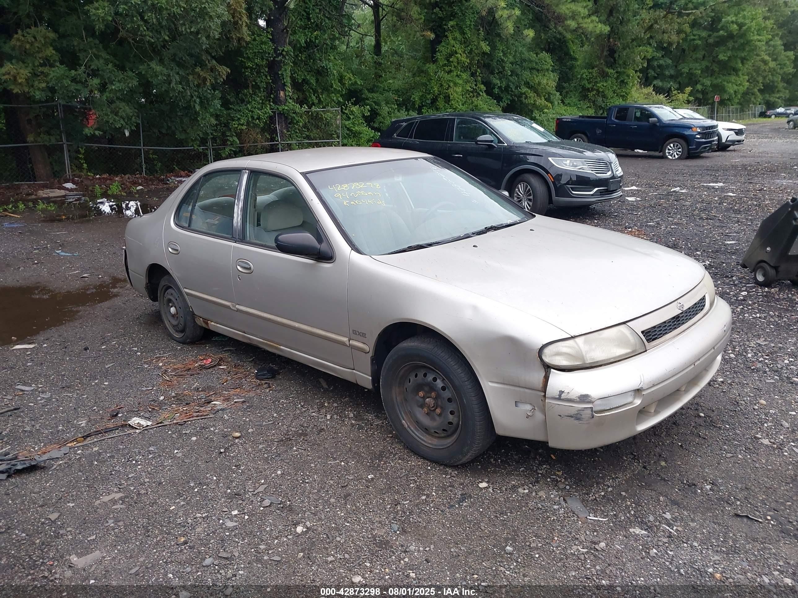 1994 Nissan Altima GLE, VIN 1N4BU31D7RC234119 — Side