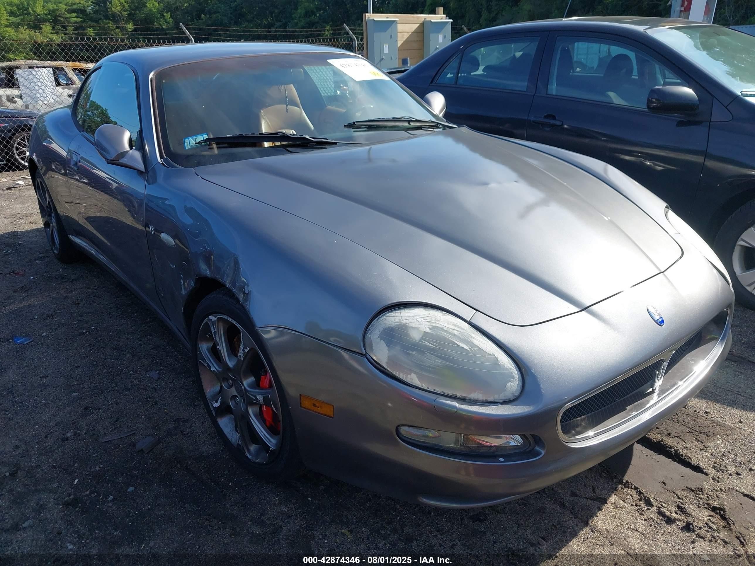 2004 Maserati Coupe, VIN ZAMBC38A840011845 — Перед