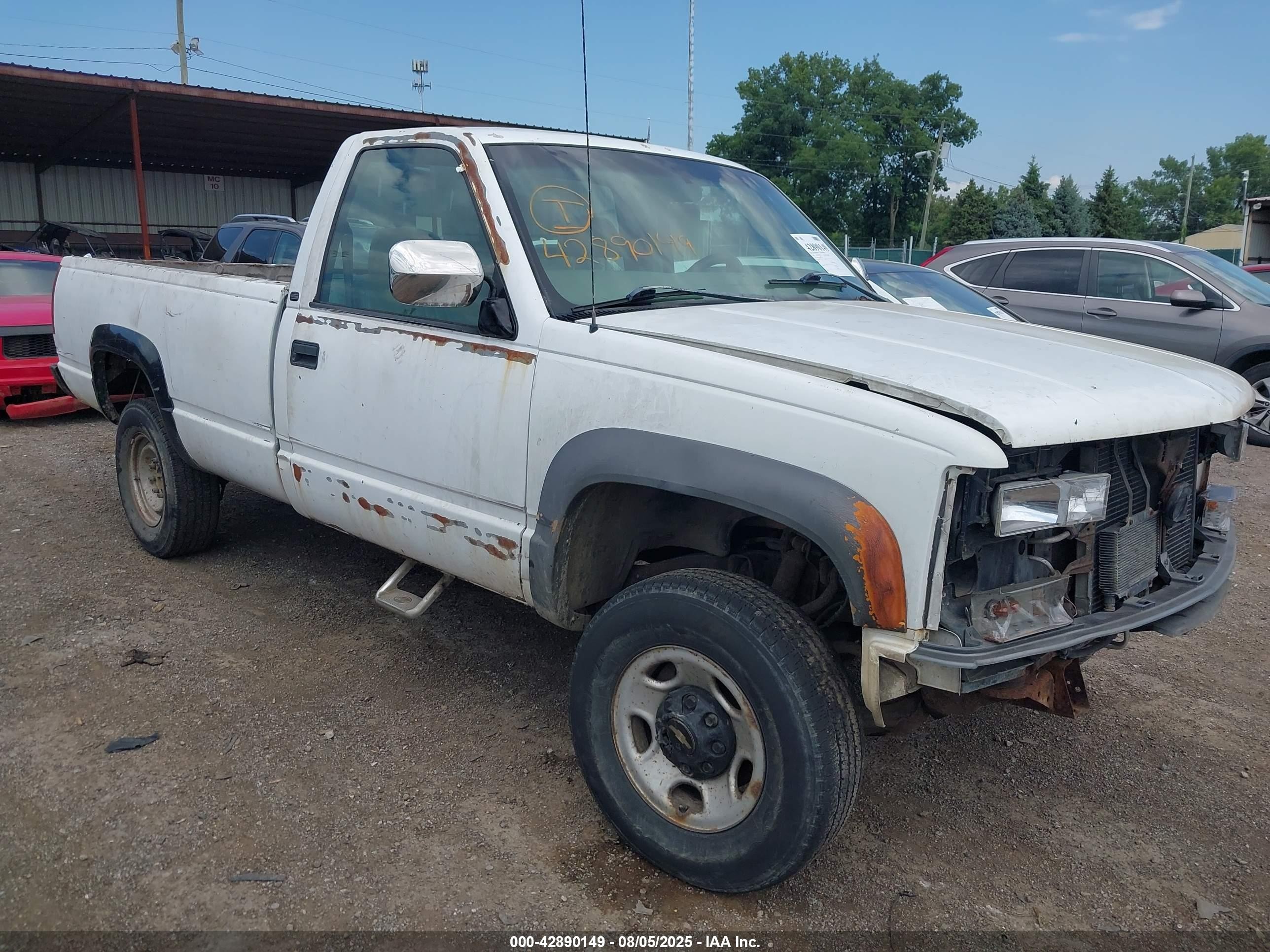 1998 Chevrolet K2500, VIN 1GBGK24R8WZ238331 — Front end