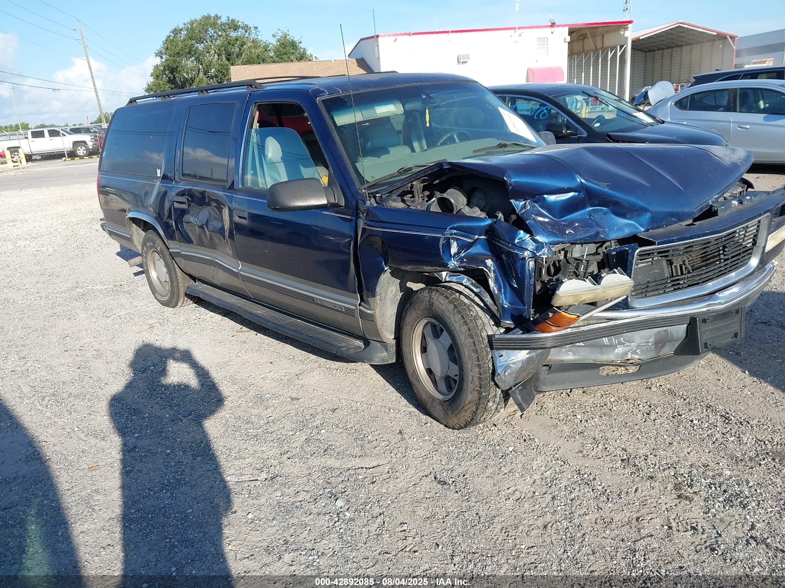 1999 GMC Suburban, VIN 1GKEC16R6XJ769703 — Front end