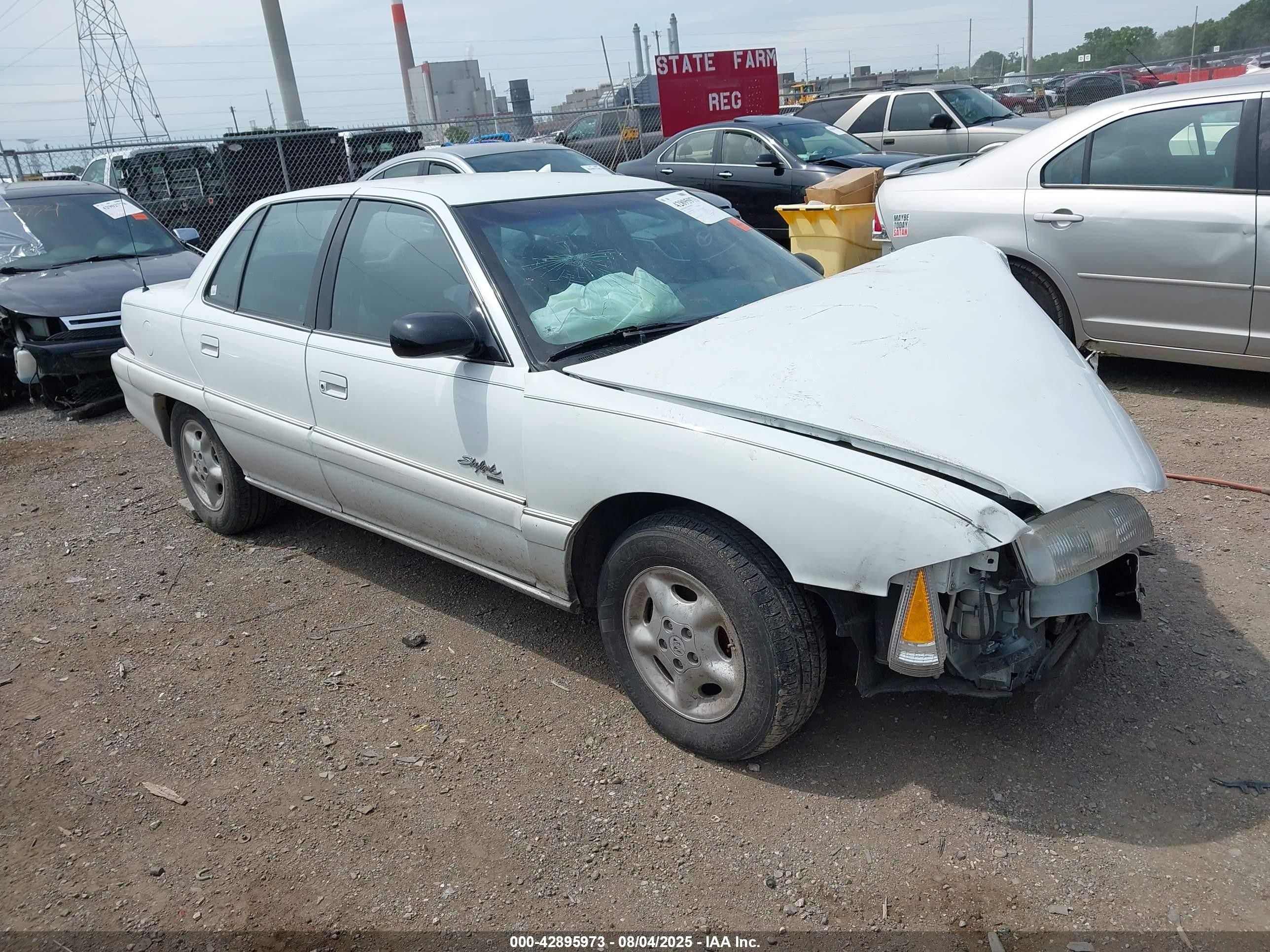 1997 Buick Skylark, VIN 1G4NJ52T0VC442947 — Front end