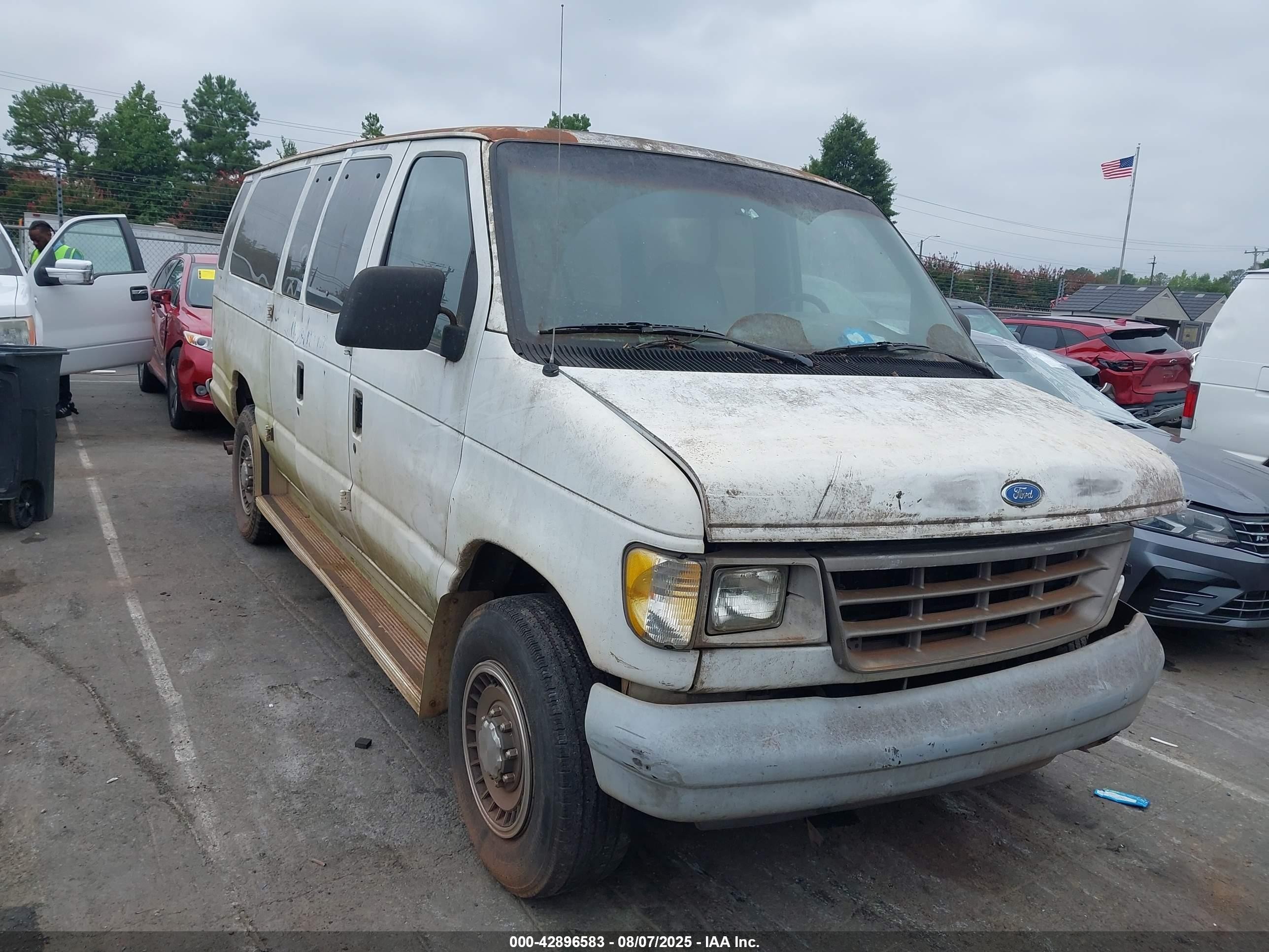 1992 Ford Econoline Wagon XL, VIN 1FBJS31H5NHB33242 — Front end