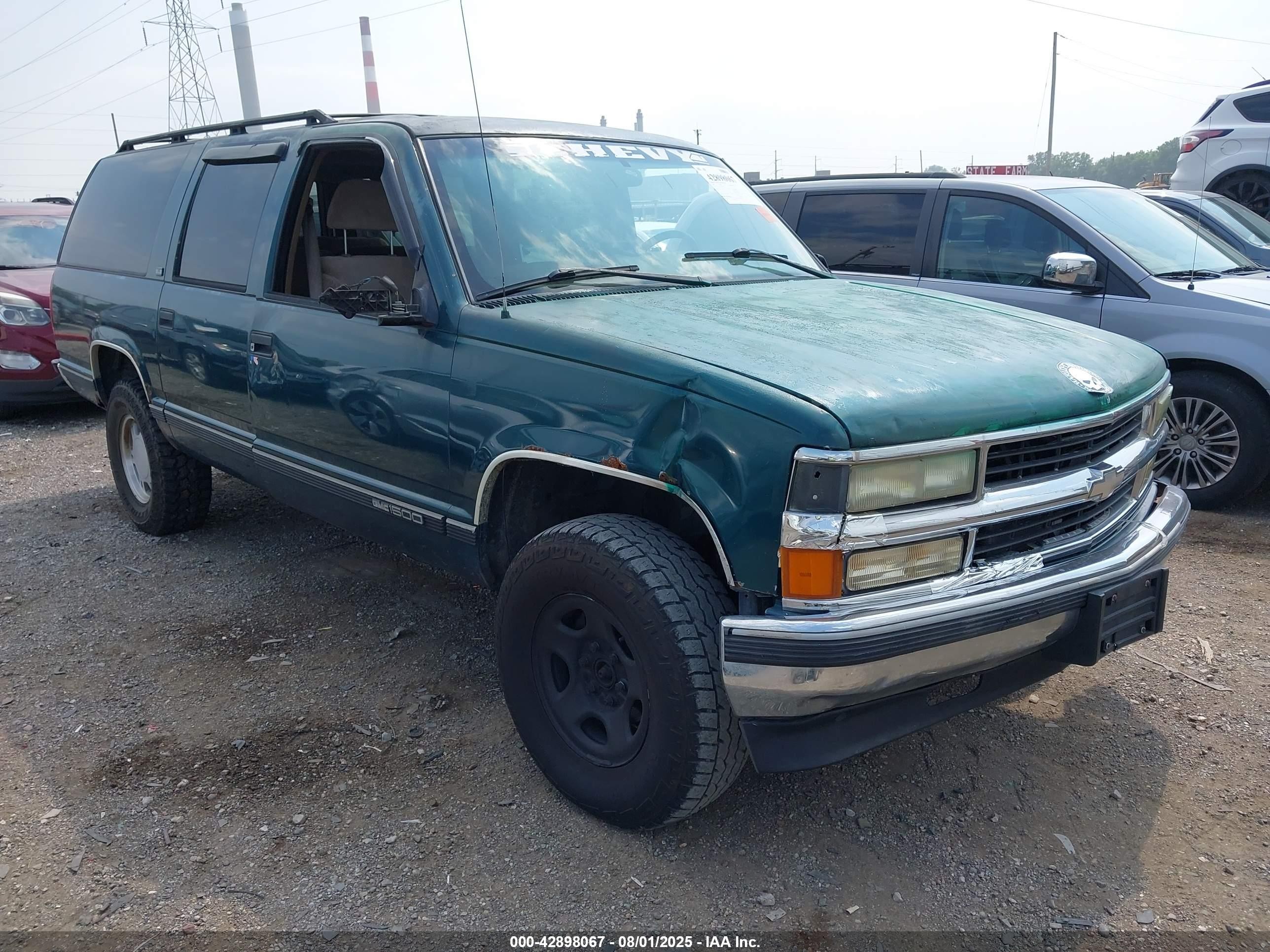 1995 GMC Suburban, VIN 1GKFK16K4SJ739215 — Front end