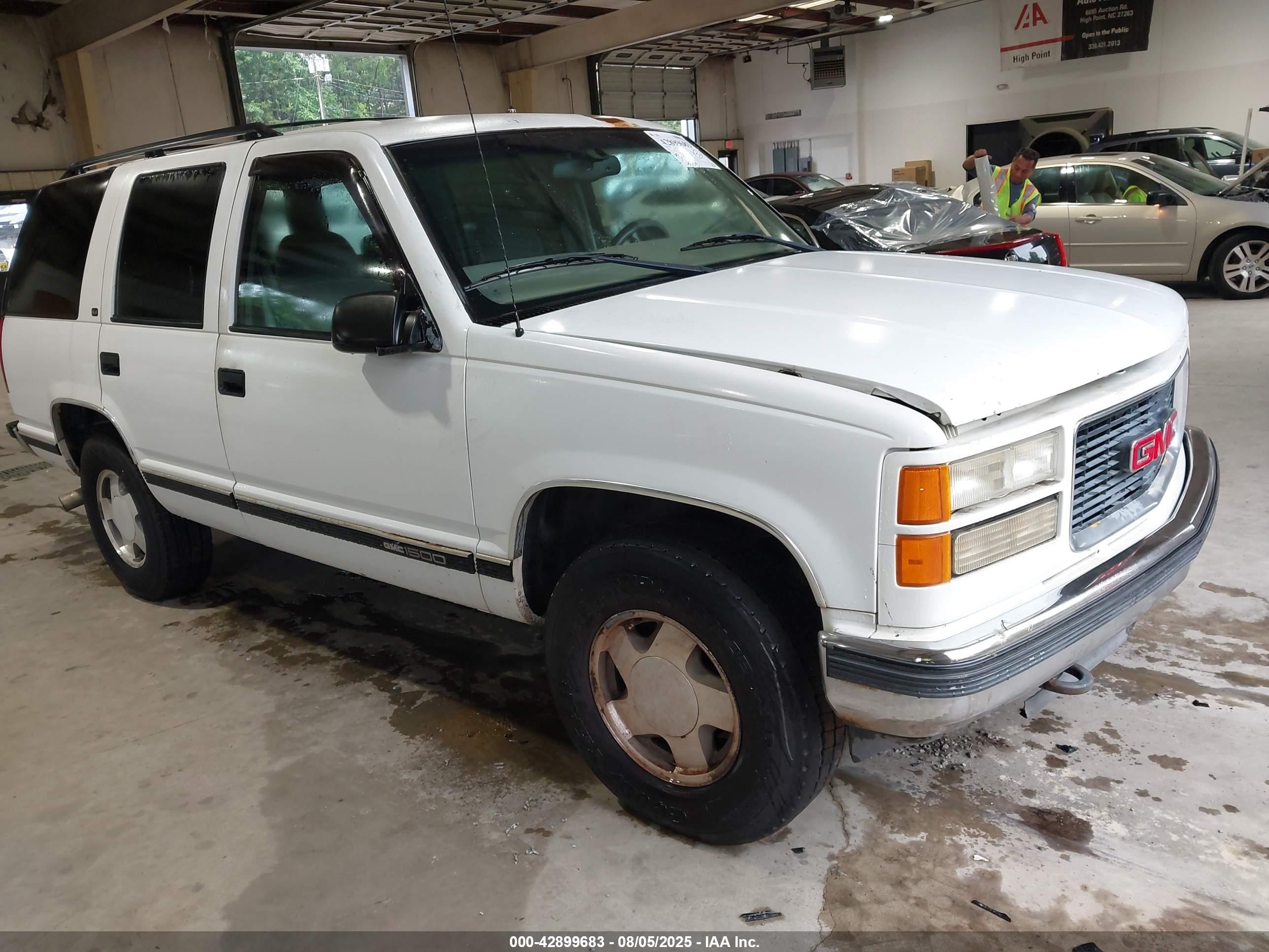 1998 GMC Yukon, VIN 1GKEK13R1WJ735108 — Normal wear