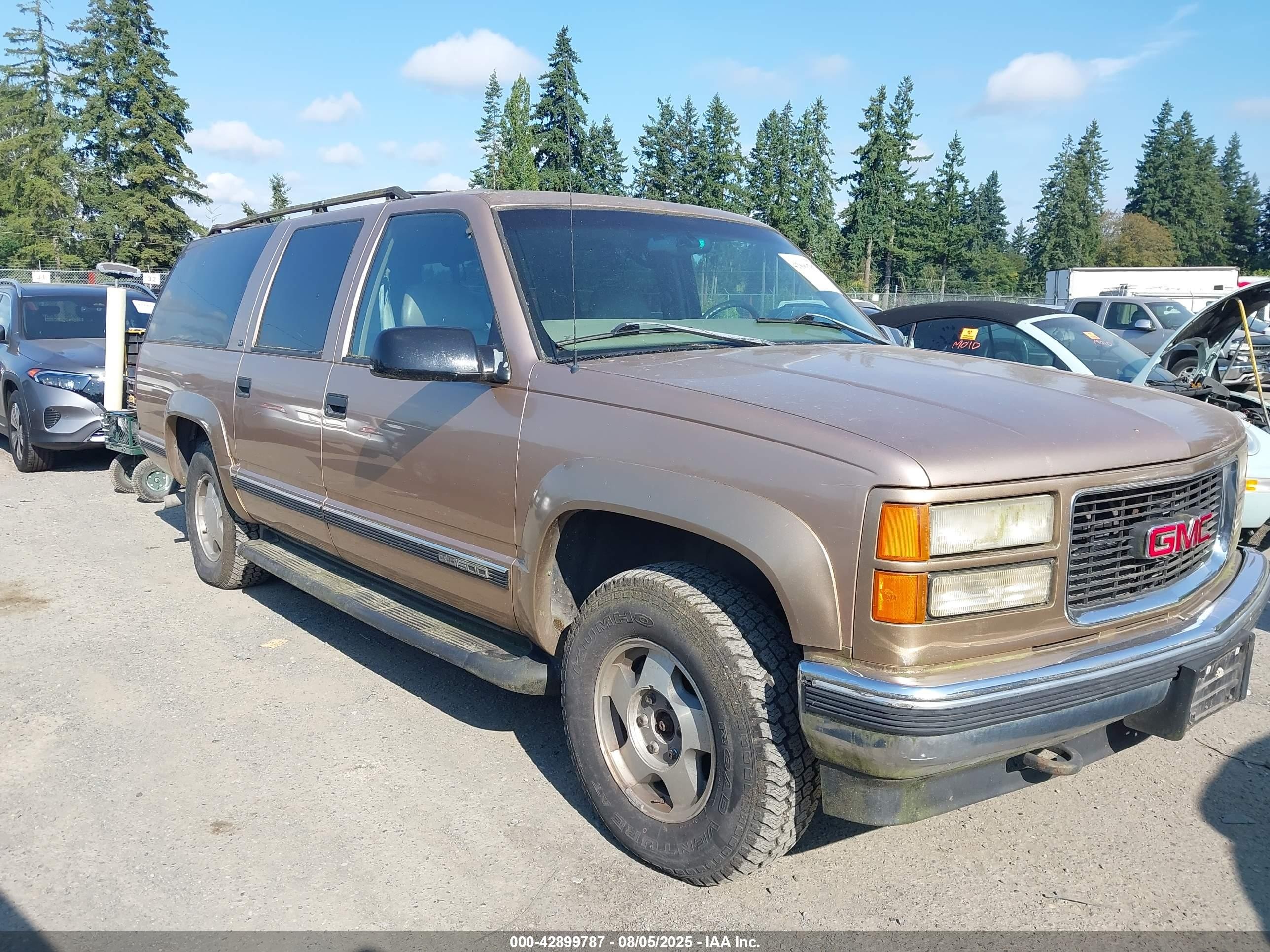 1999 GMC Suburban, VIN 3GKFK16R3XG524978 — Side
