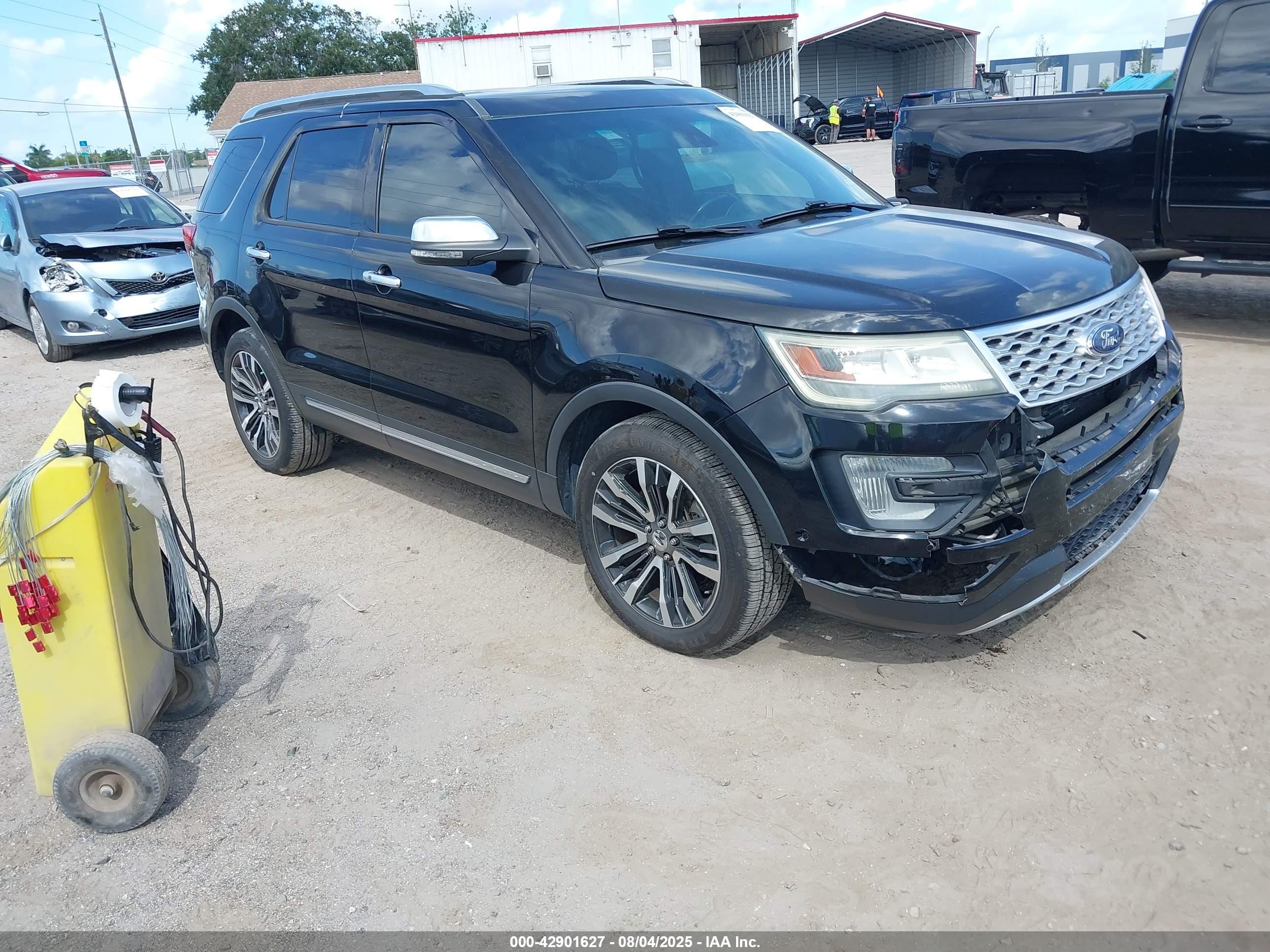2017 Ford Explorer Platinum, VIN 1FM5K8HT1HGB60125 — Front end