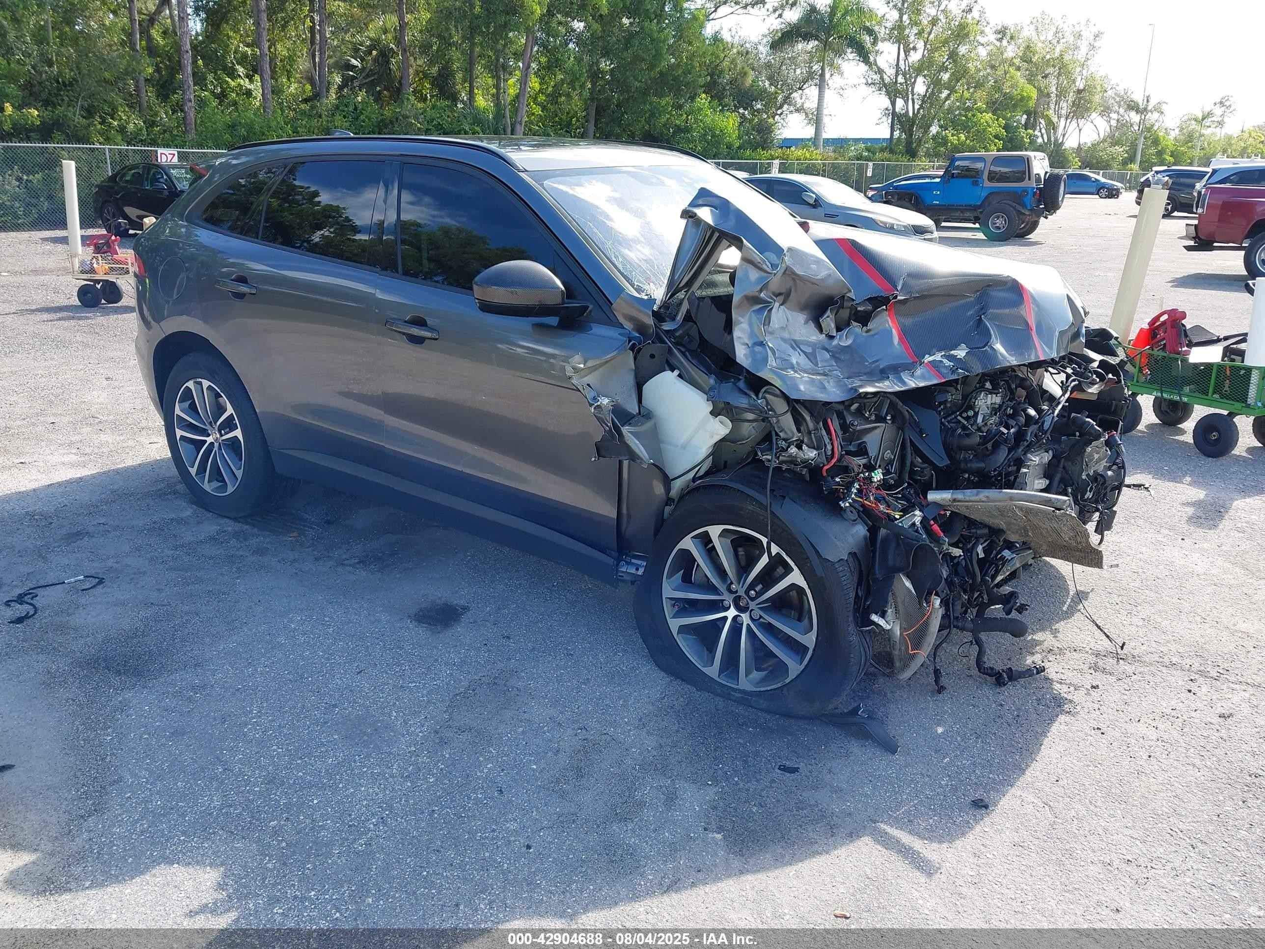 2018 Jaguar F-Pace 25t Premium, VIN SADCJ2FX8JA294693 — Front end