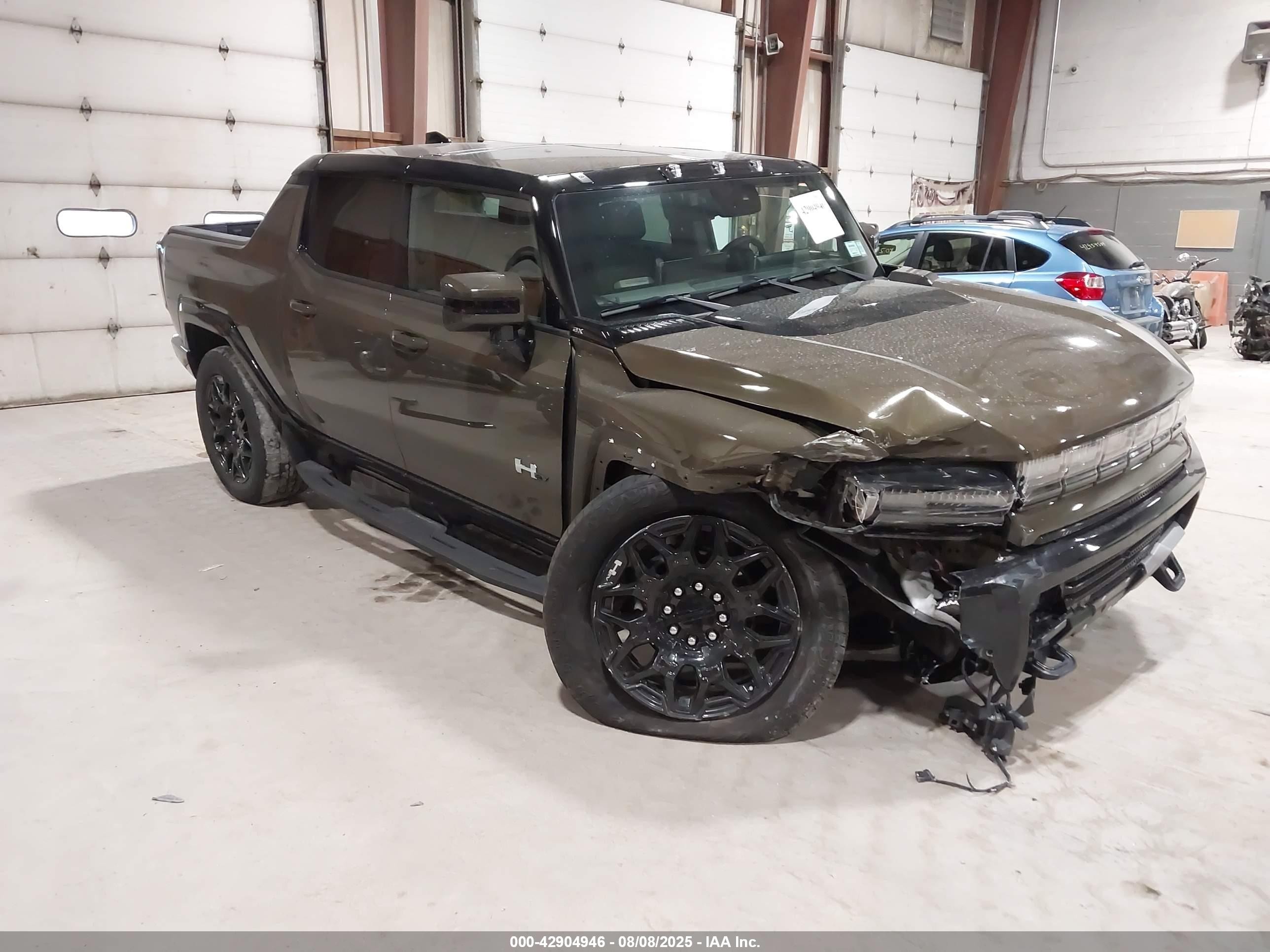 2024 GMC HUMMER EV Pickup 2X, VIN 1GT10BDD5RU104907 — Front end