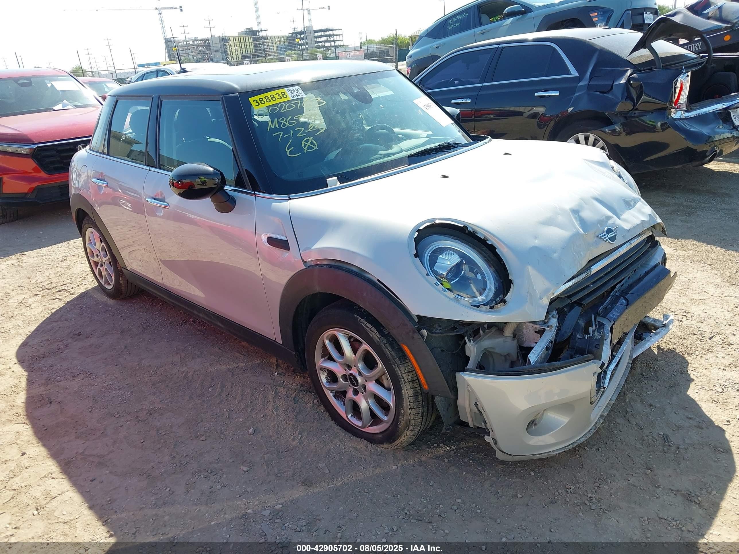 2020 MINI Hardtop 4 Door Oxford Edition, VIN WMWXU7C02L2M86971 — Front end