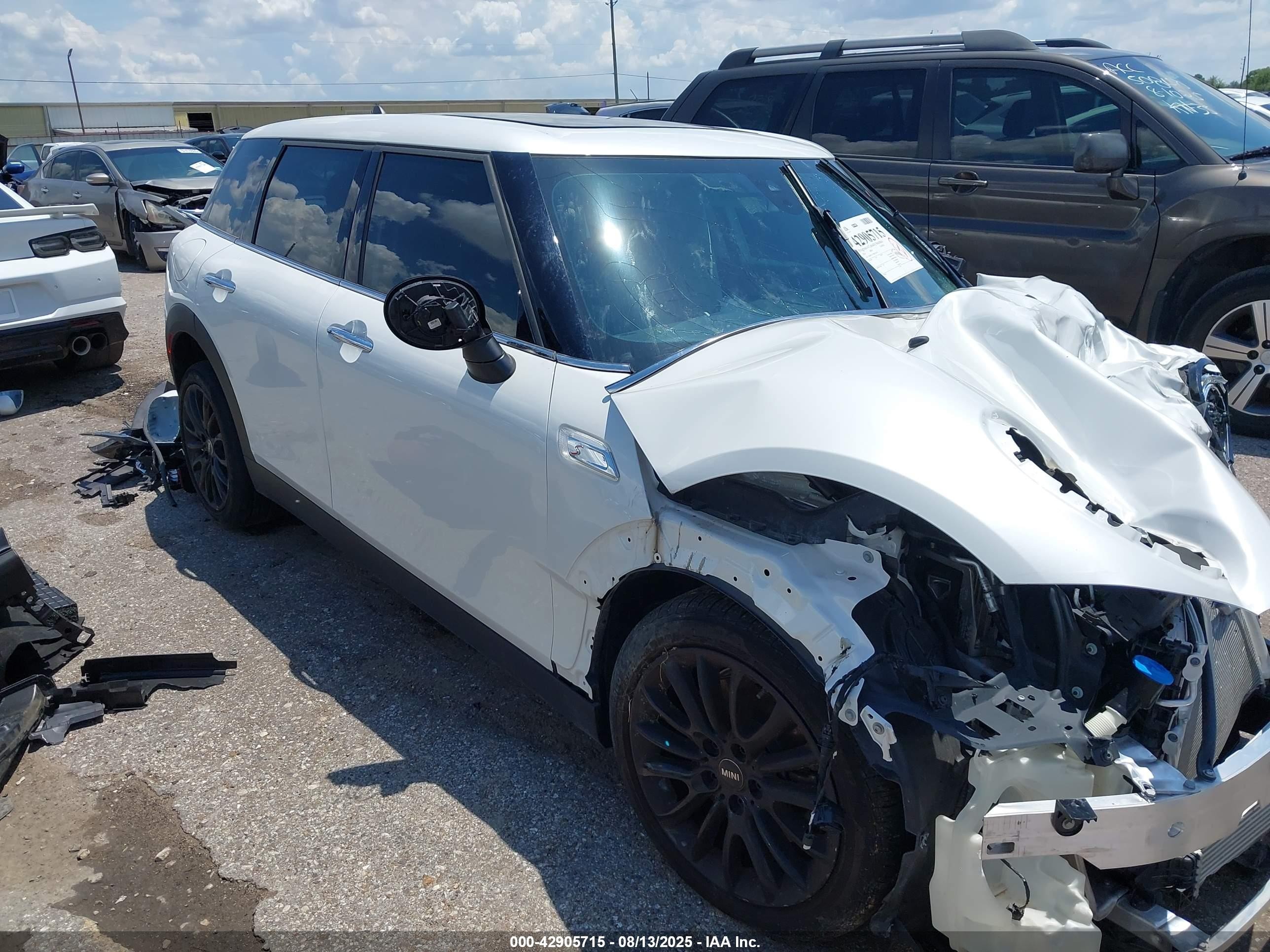 2024 MINI Clubman Cooper S, VIN WMWLV7C08R2U65742 — Перед