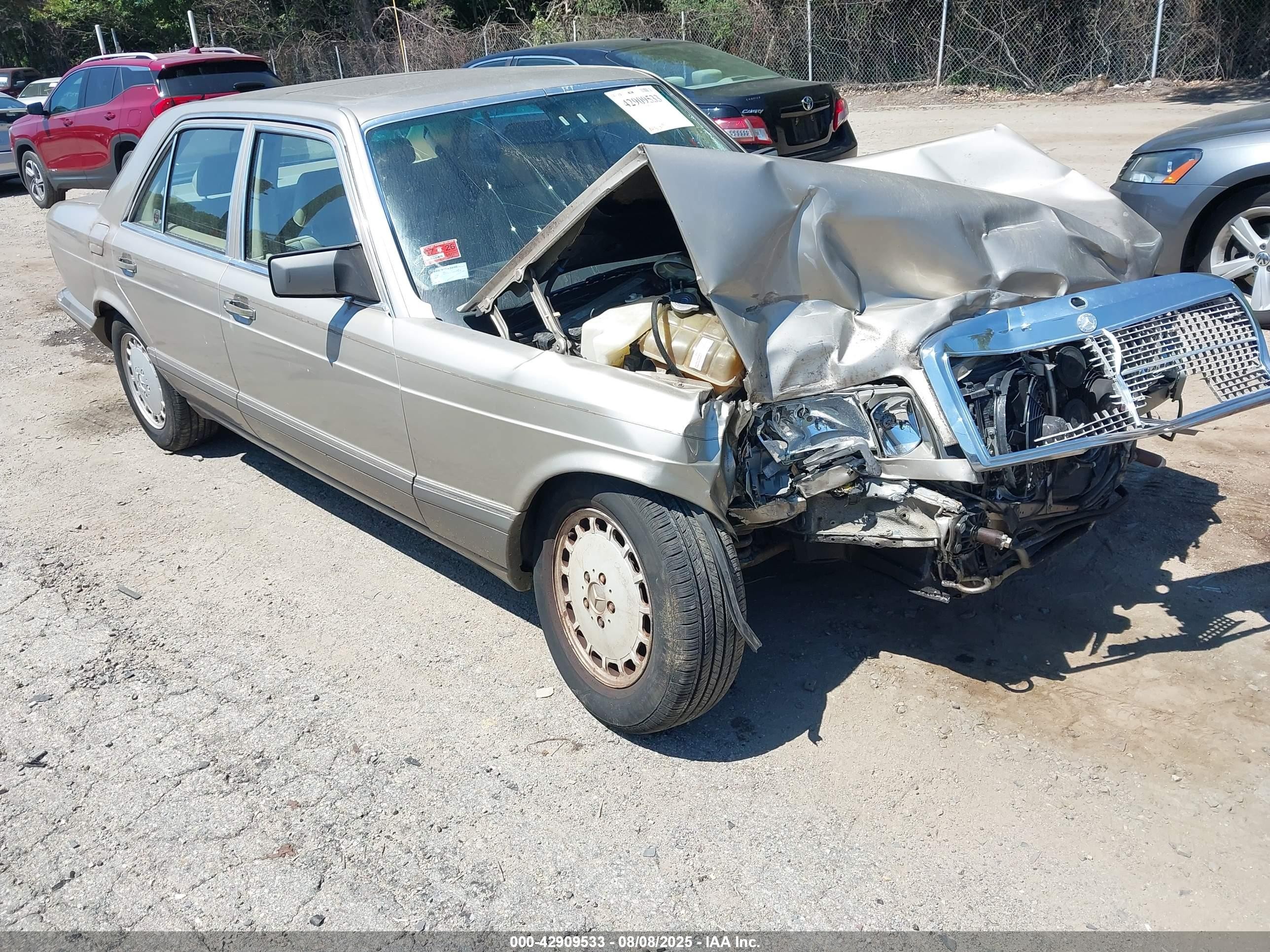 1990 Mercedes-Benz 300, VIN WDBCA24E2LA534027 — Front end
