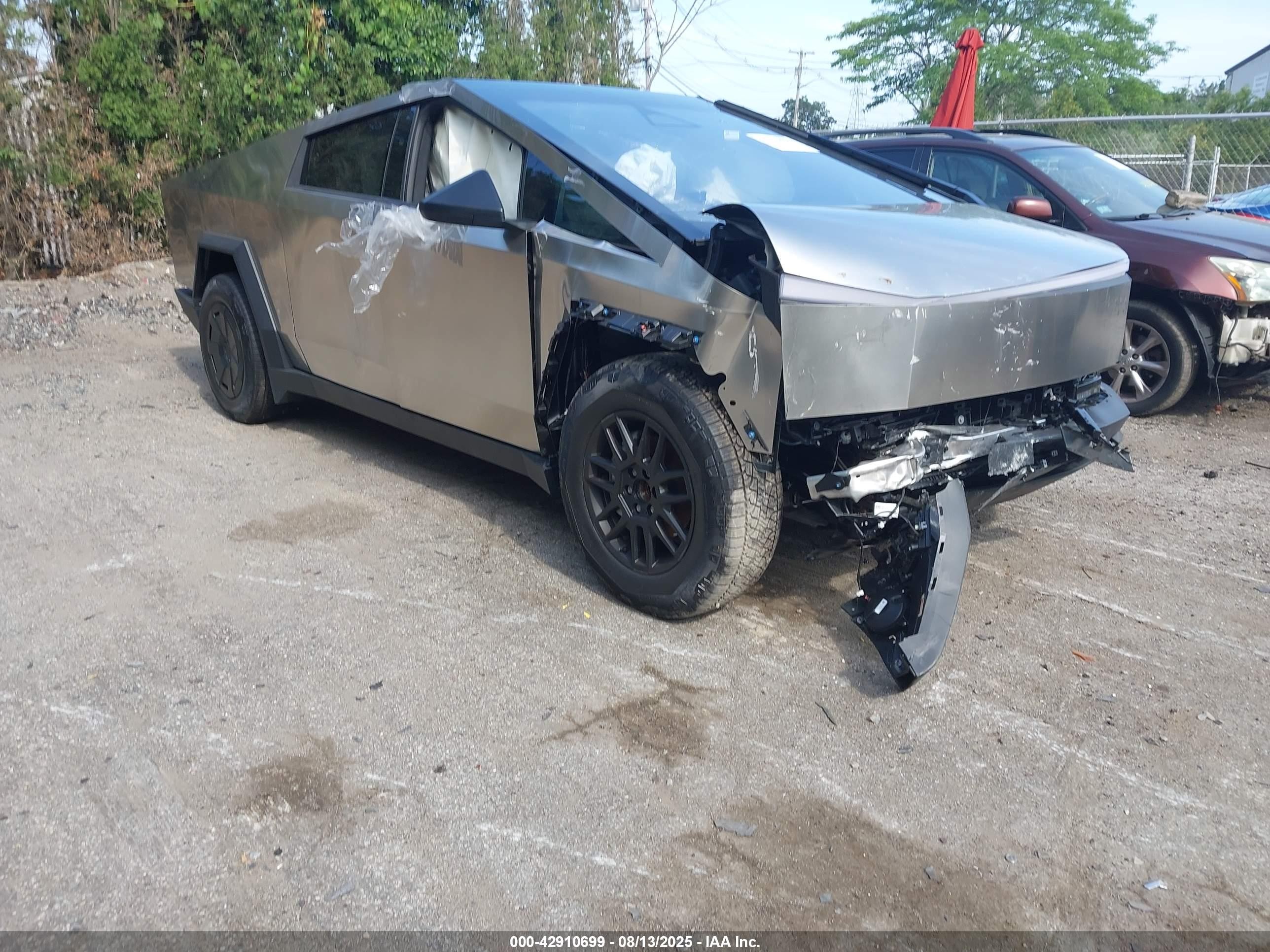 2025 Tesla Cybertruck Cyberbeast, VIN 7G2CEHEE3SA061973 — Front end
