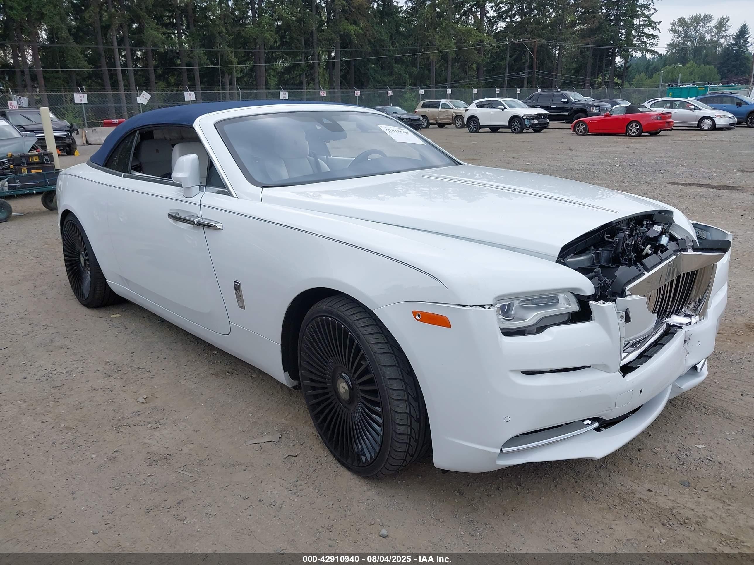 2016 Rolls-Royce Dawn, VIN SCA666D59GU102344 — Front end