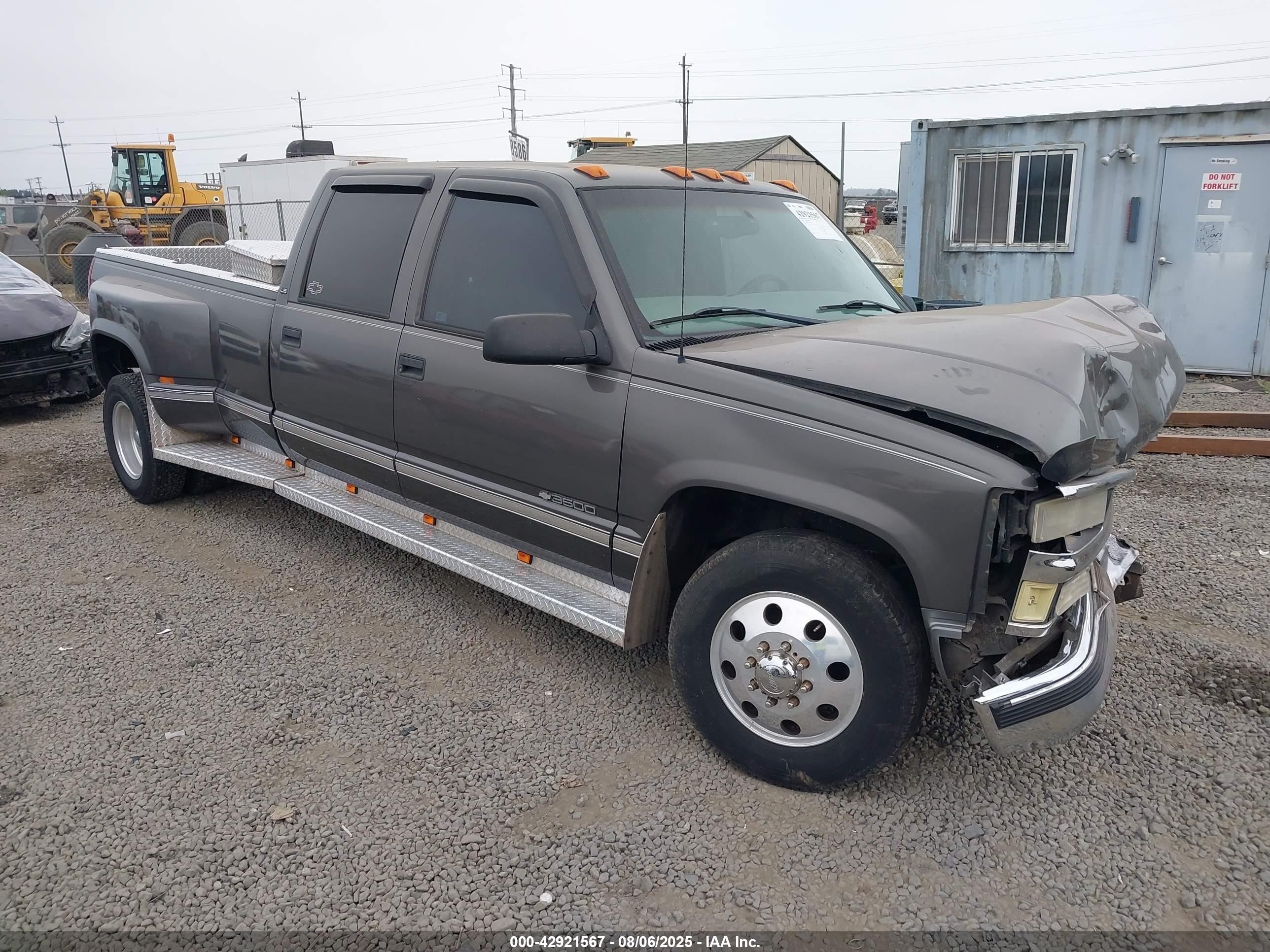 2000 Chevrolet Silverado 3500, VIN 1GCHC33J1YF418429 — Front end