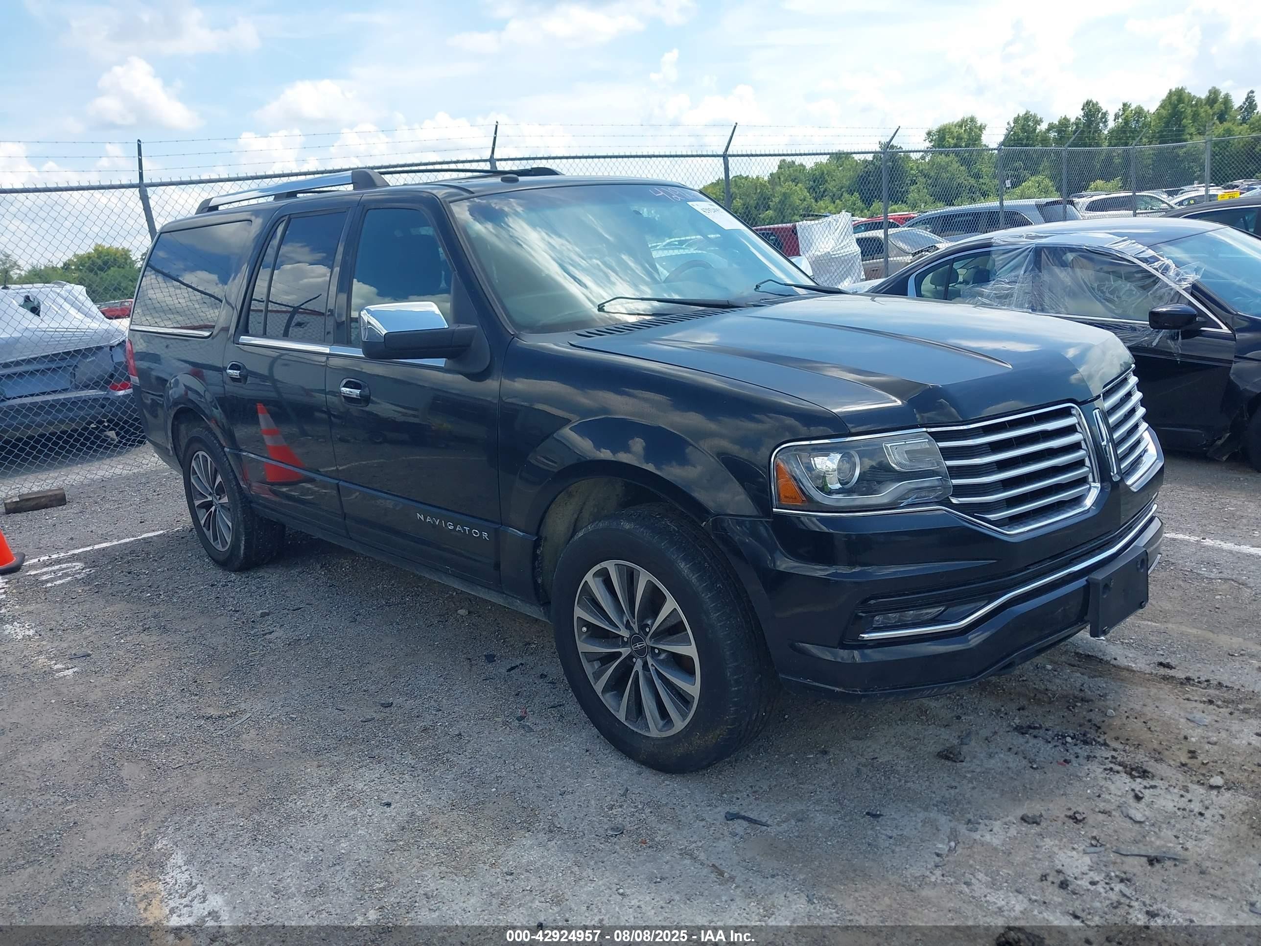 2017 Lincoln Navigator Select, VIN 5LMJJ3JT8HEL11288 — Normal wear