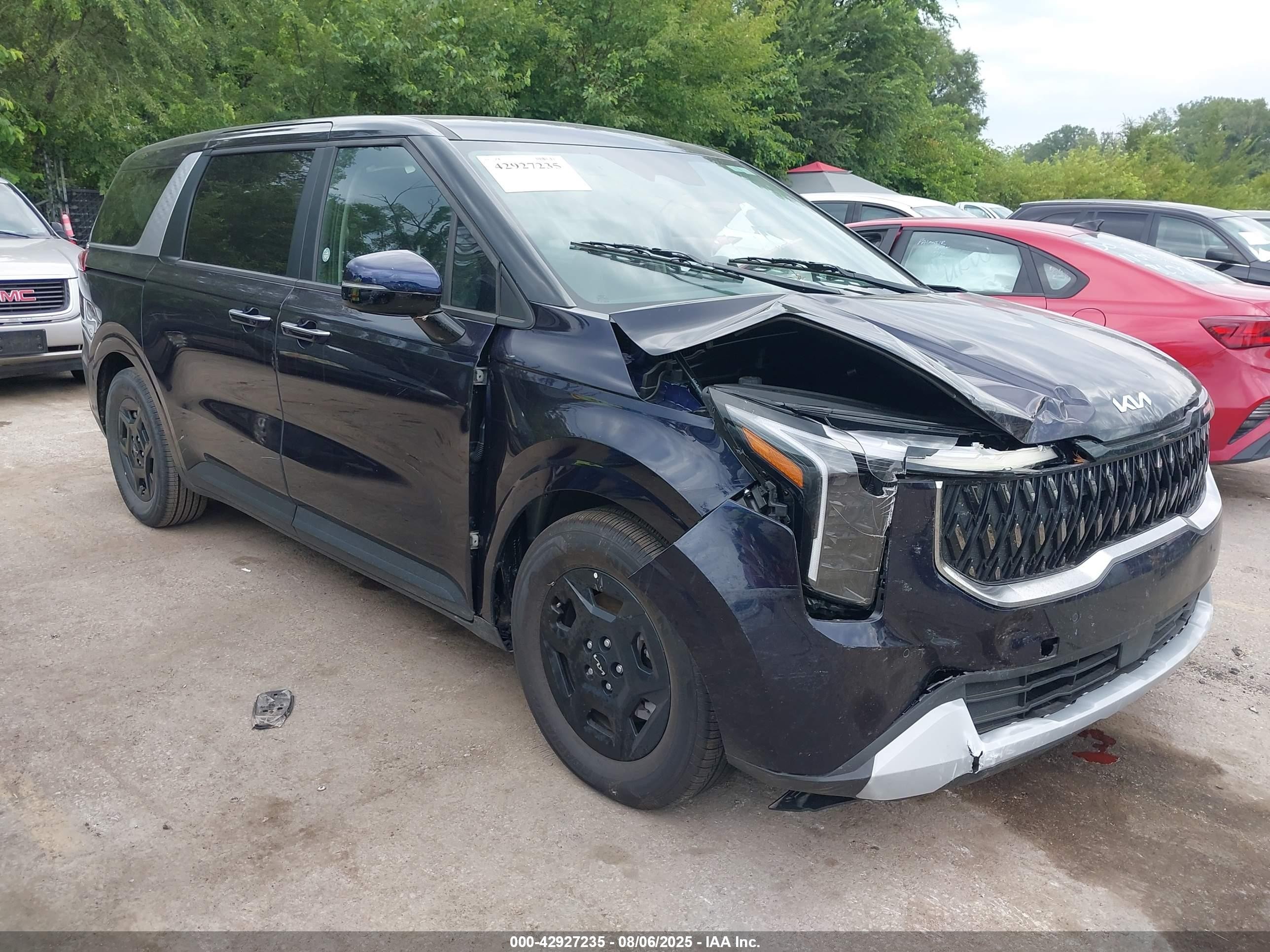 2025 Kia Carnival LXS, VIN KNDNB5K3XS6533283 — Перед