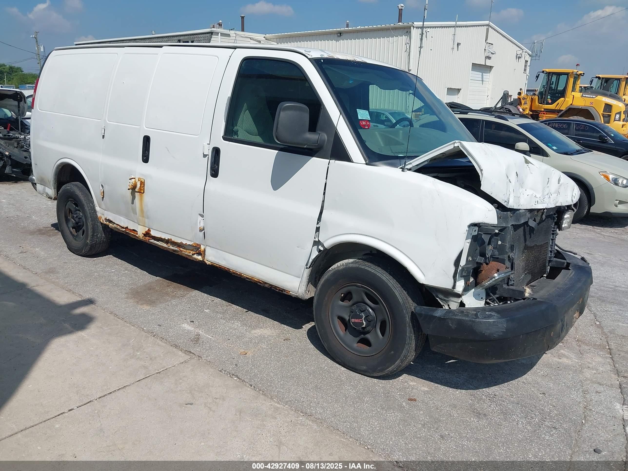 2005 GMC Savana, VIN 1GTFH15T851181183 — Front end