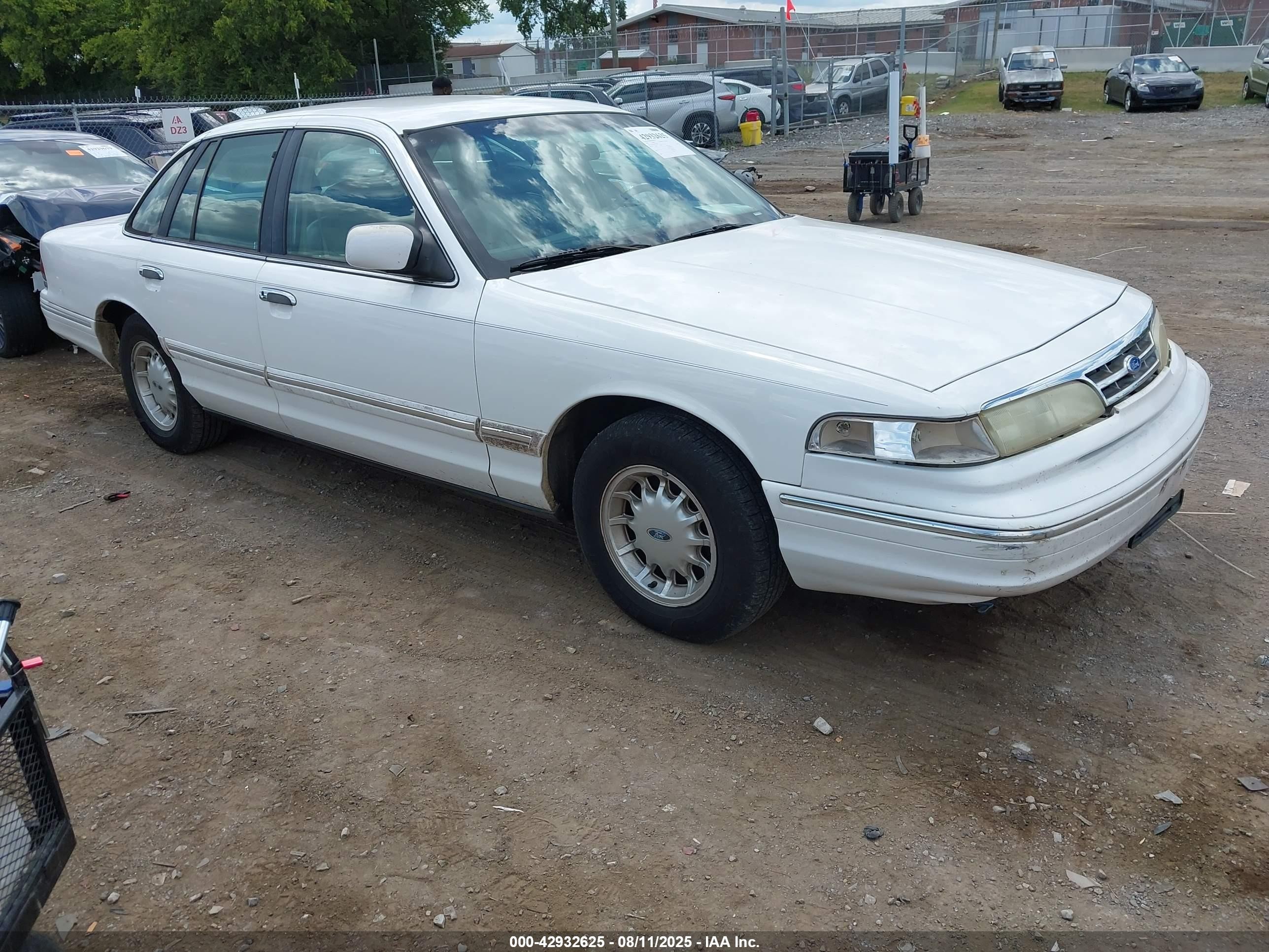 1996 Ford Crown Victoria LX, VIN 2FALP74W9TX129608 — Front end