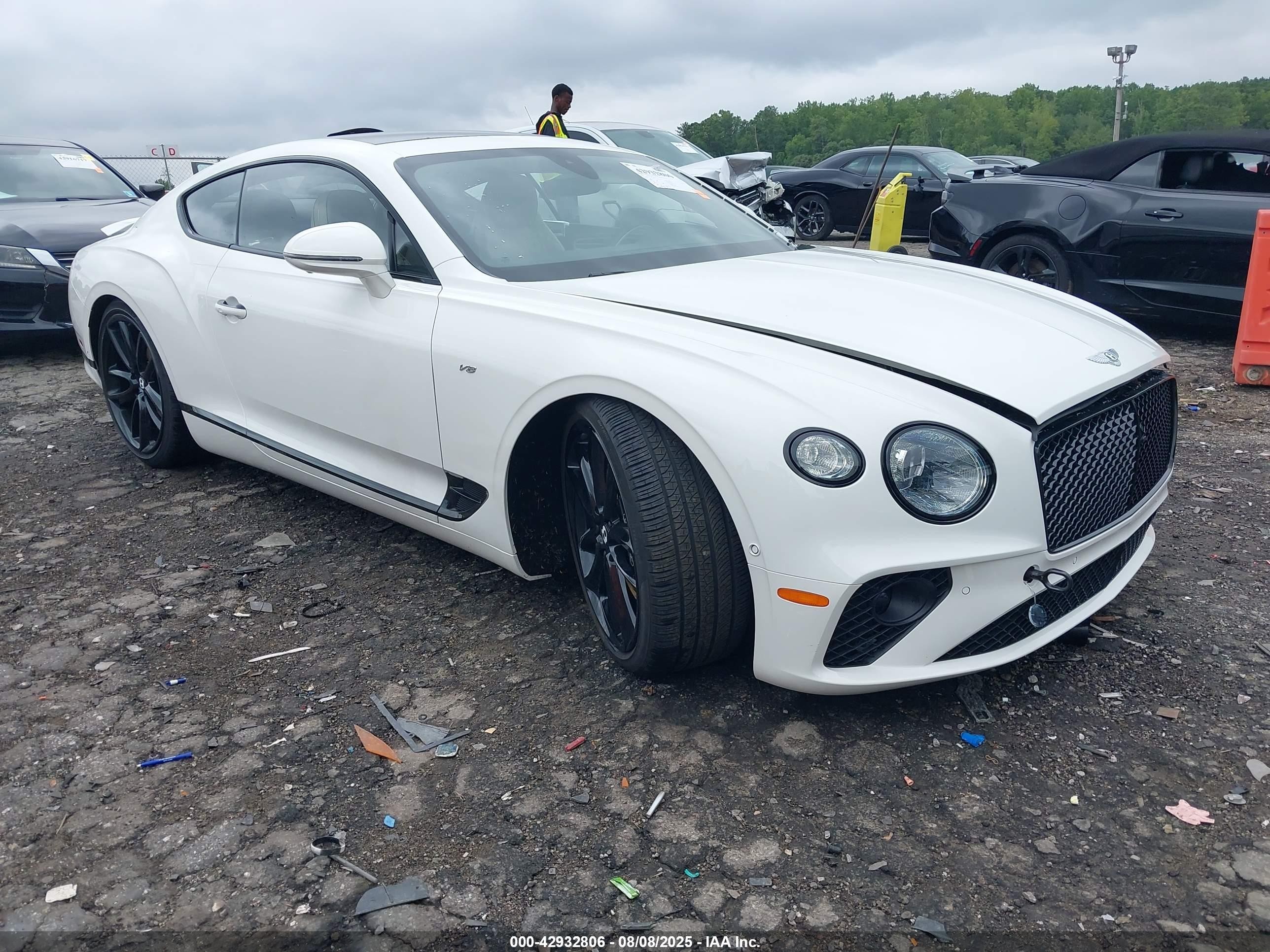 2021 Bentley Continental GT GT V8, VIN SCBCG2ZG6MC088399 — Перед