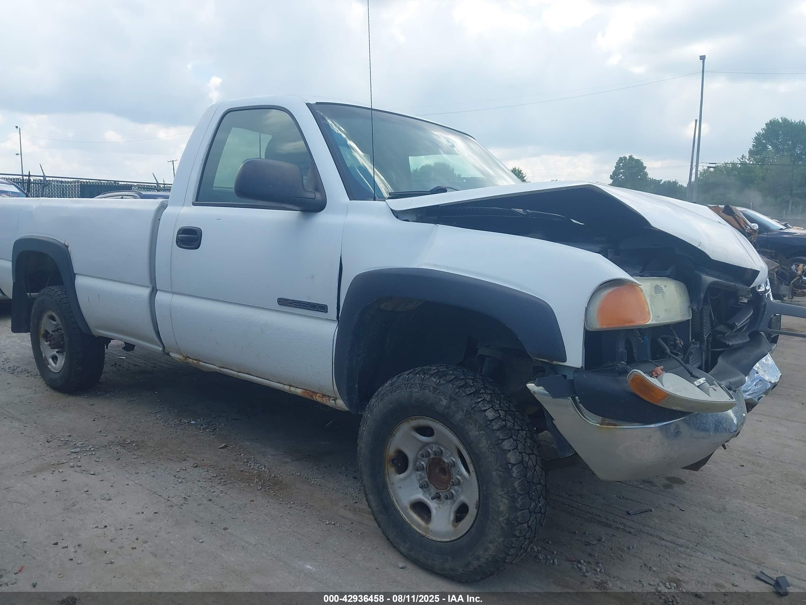 2002 GMC Sierra 2500 SL, VIN 1GTGC24U22Z330784 — Front end