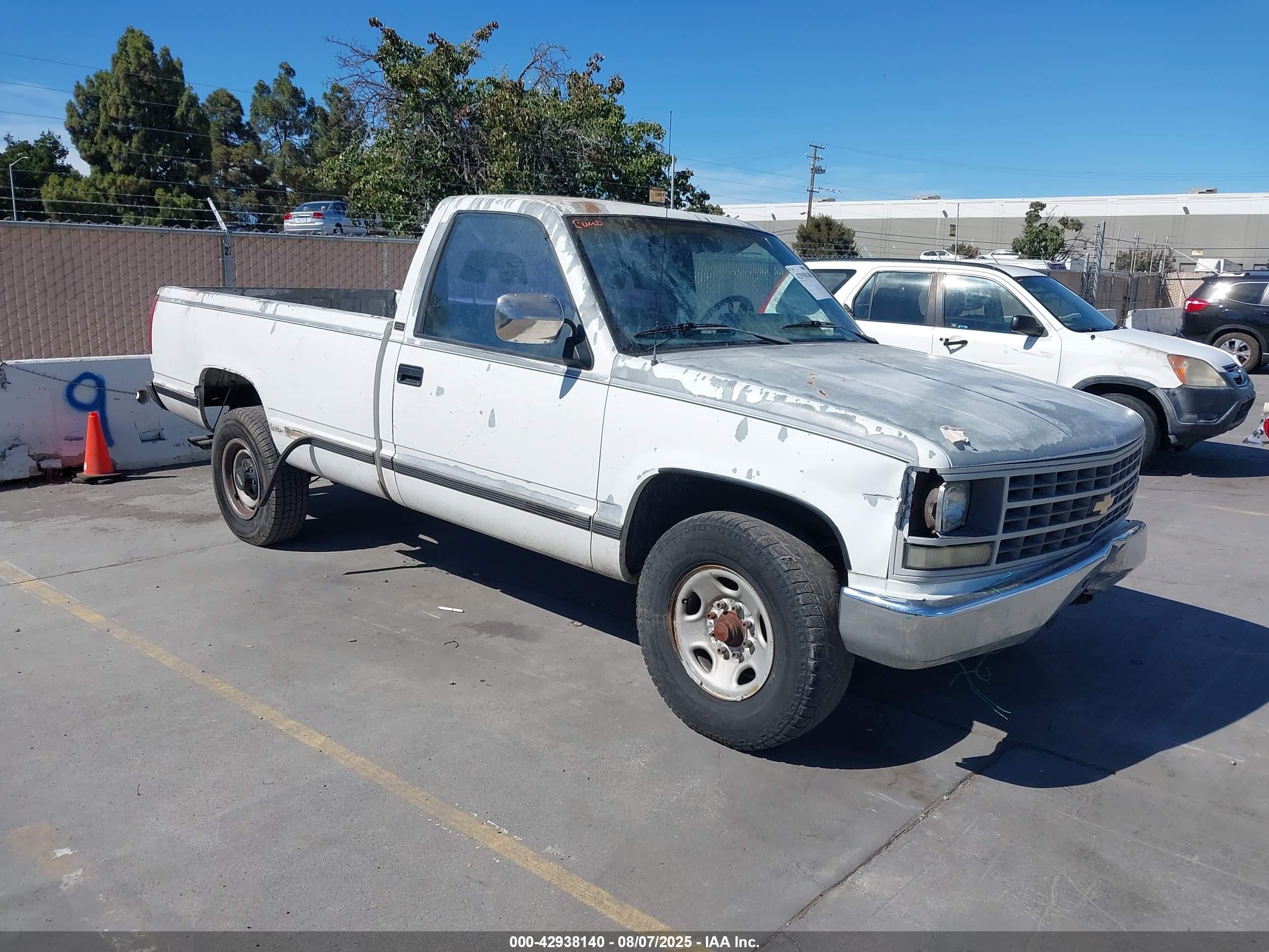 1992 Chevrolet Silverado 2500, VIN 1GCGC24KXNE150088 — Front end