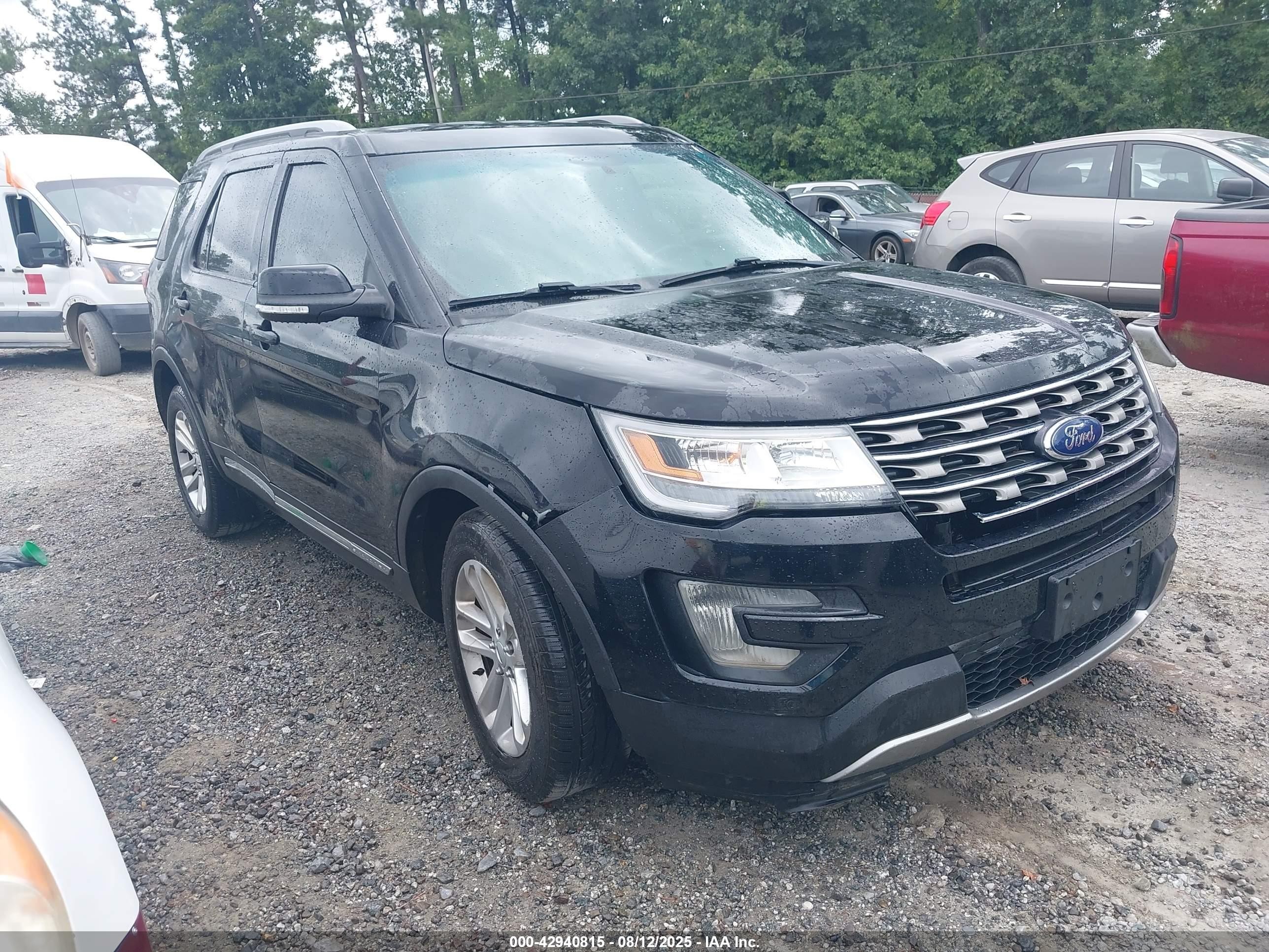 2017 Ford Explorer XLT, VIN 1FM5K7D82HGA97144 — Side
