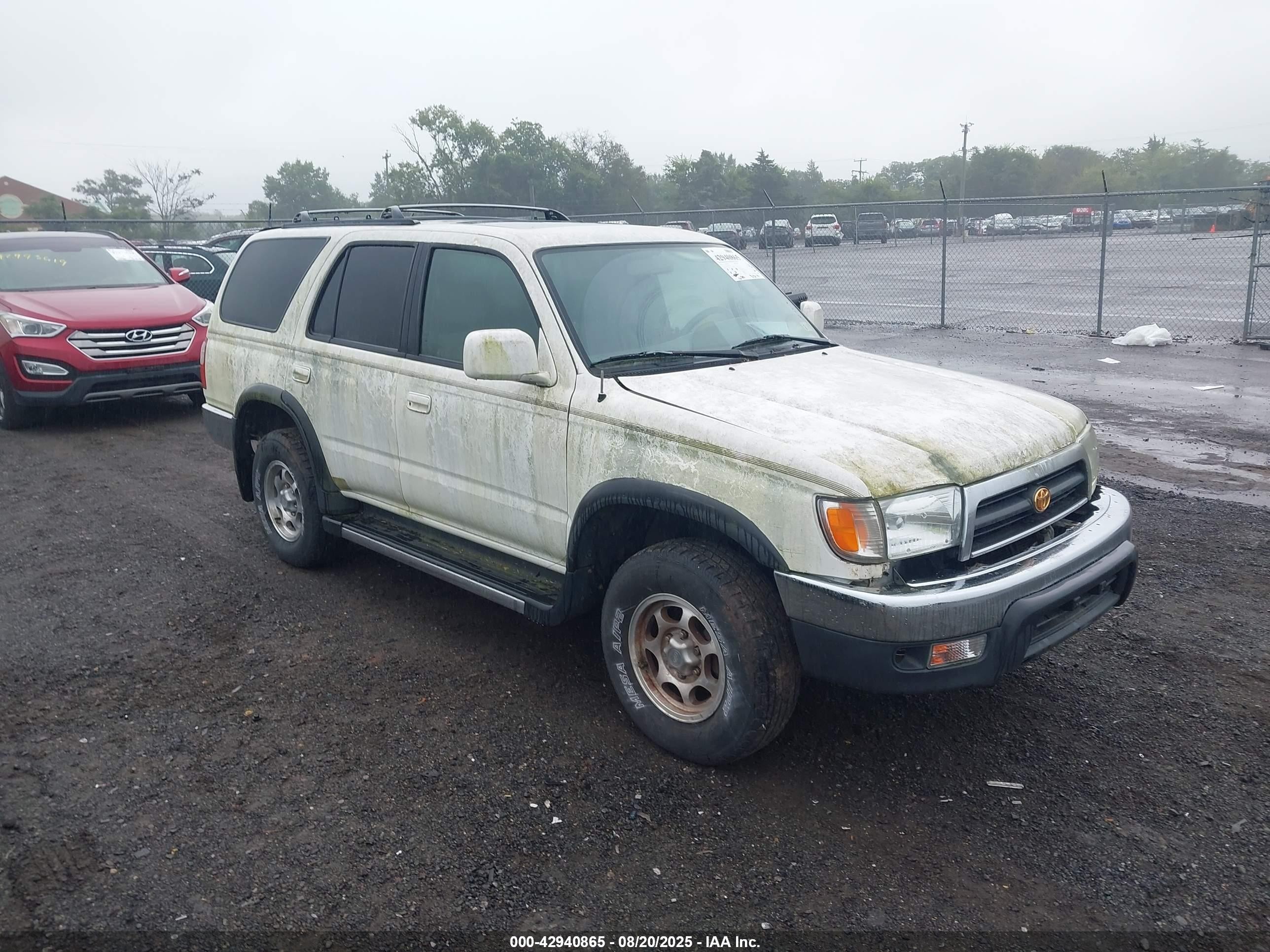 1999 Toyota 4Runner SR5, VIN JT3GN86R6X0095232 — Front end