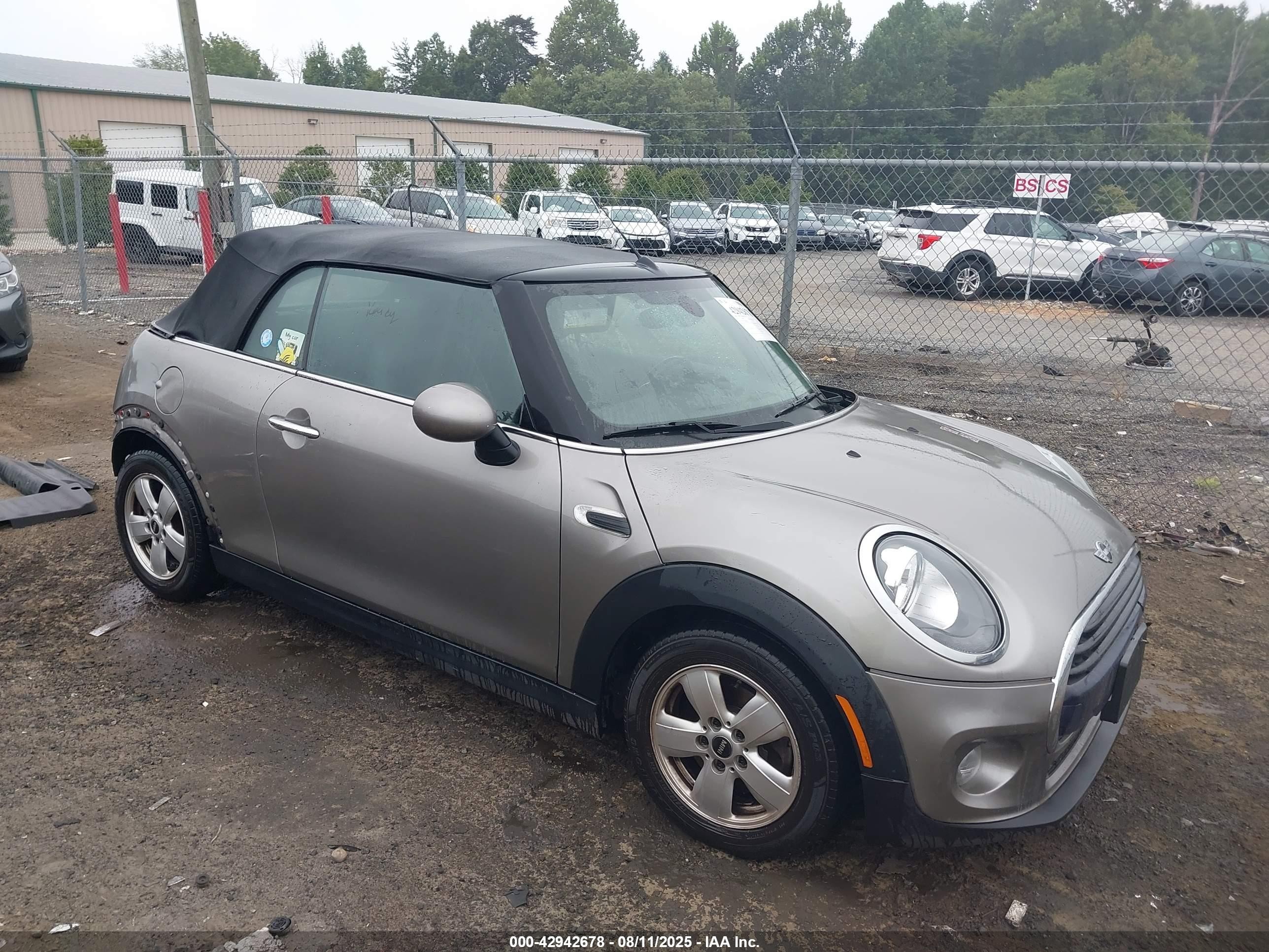 2016 MINI Convertible, VIN WMWWG5C52G3A83417 — Зад