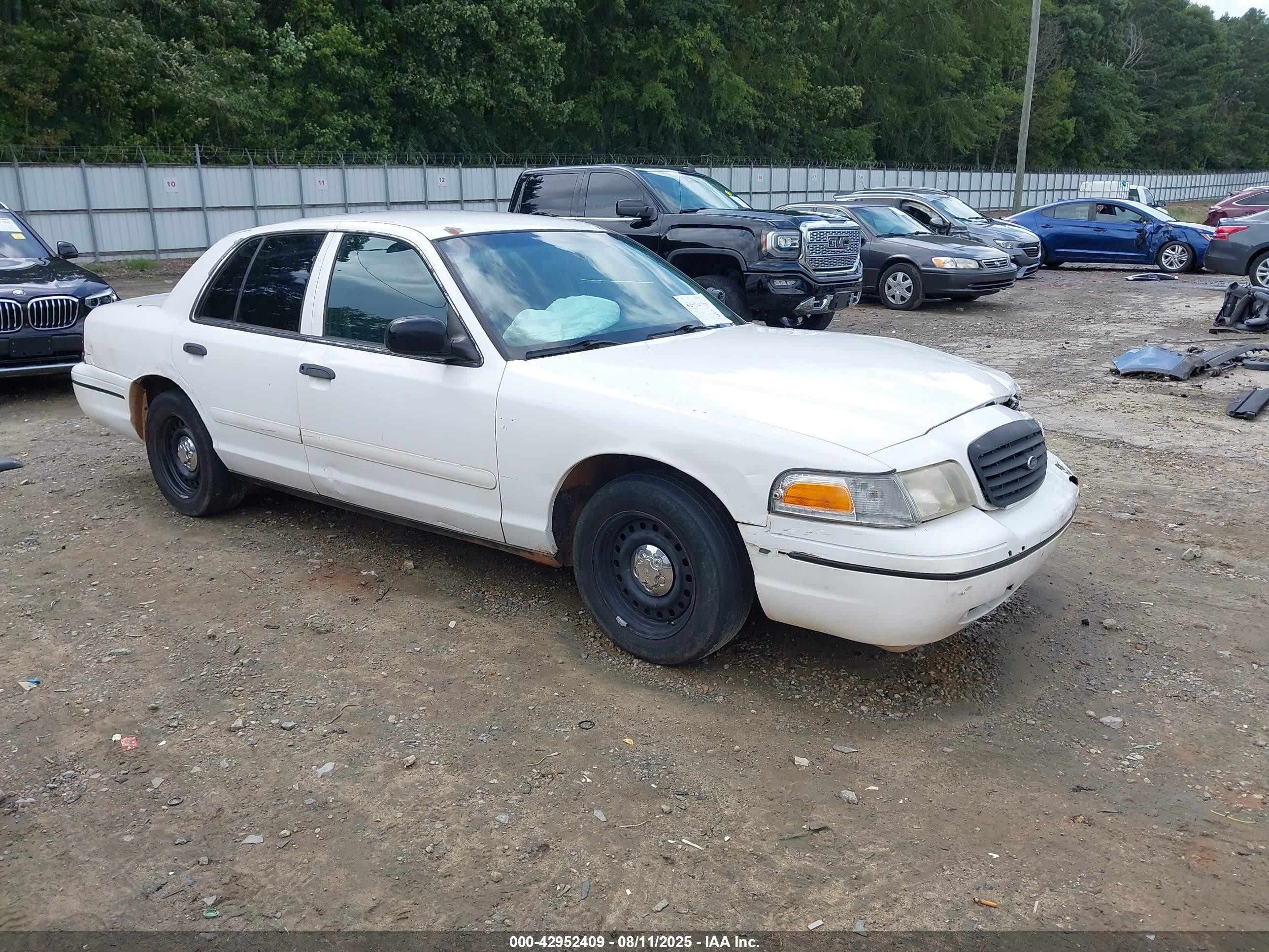 1999 Ford Crown Victoria Police, VIN 2FAFP71W0XX186626 — Front end