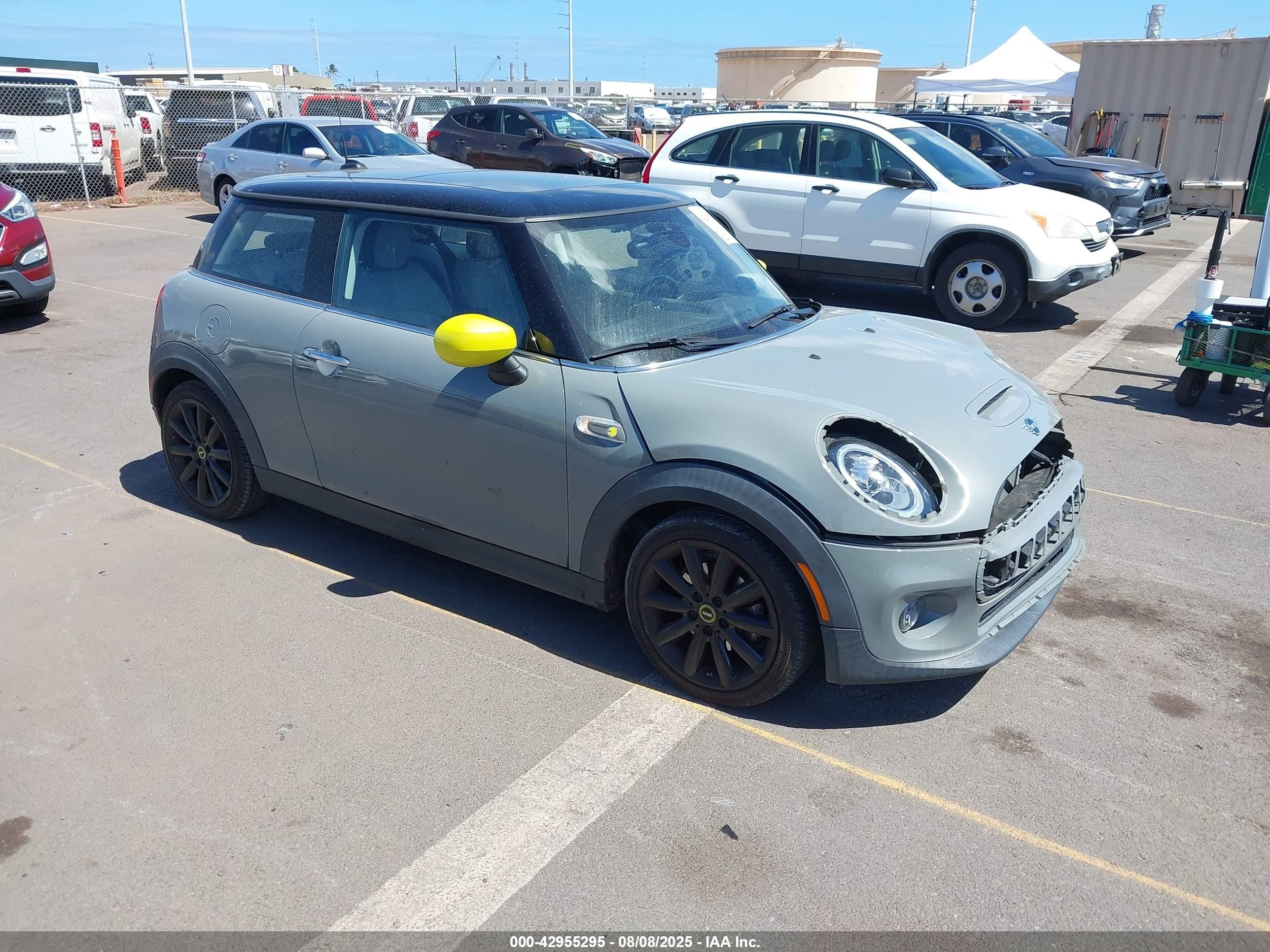 2021 MINI Hardtop Cooper SE, VIN WMWXP3C0XM2M93913 — Фото с аукциона