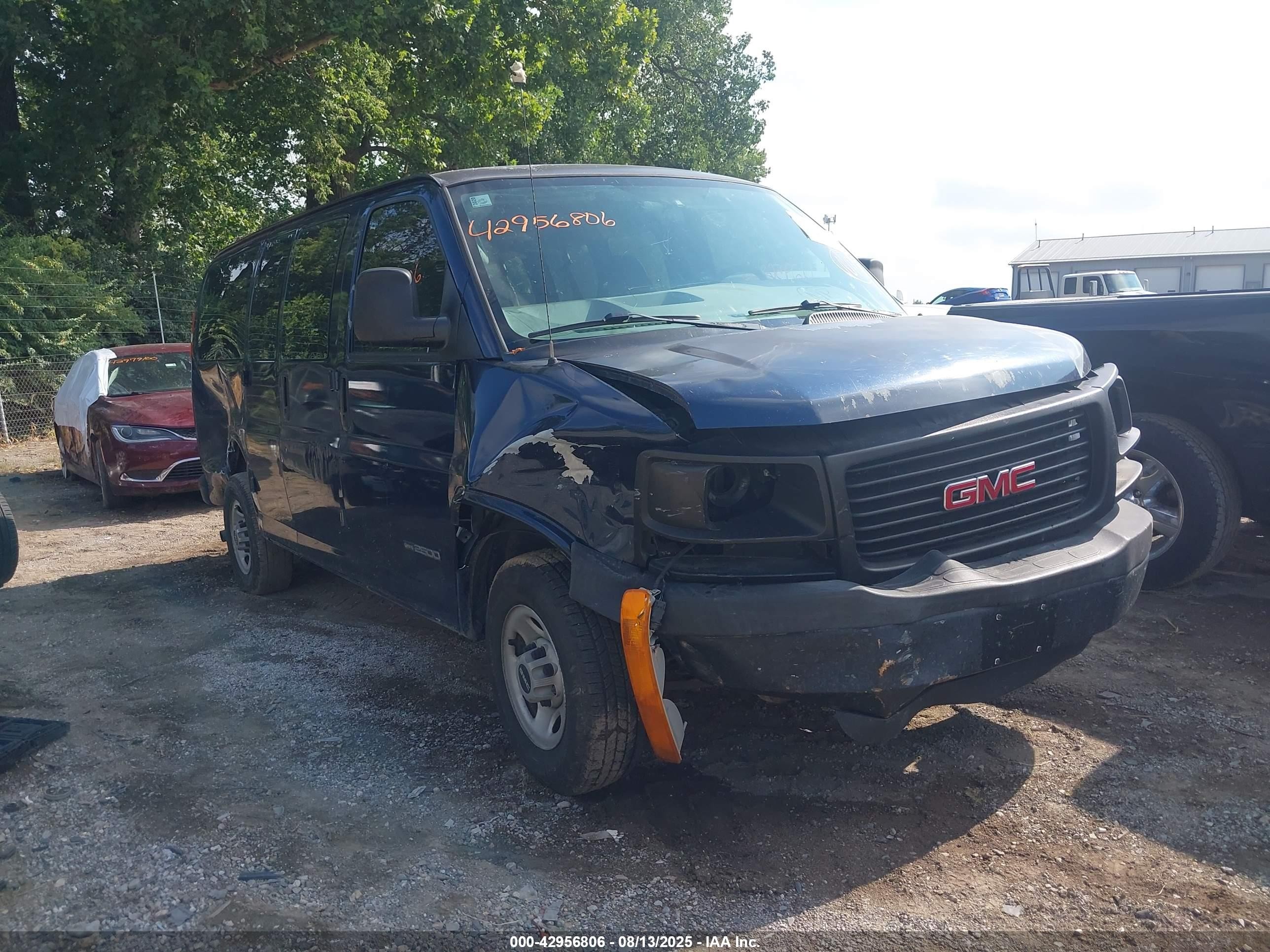 2005 GMC Savana, VIN 1GJGG25UX51236179 — Front end