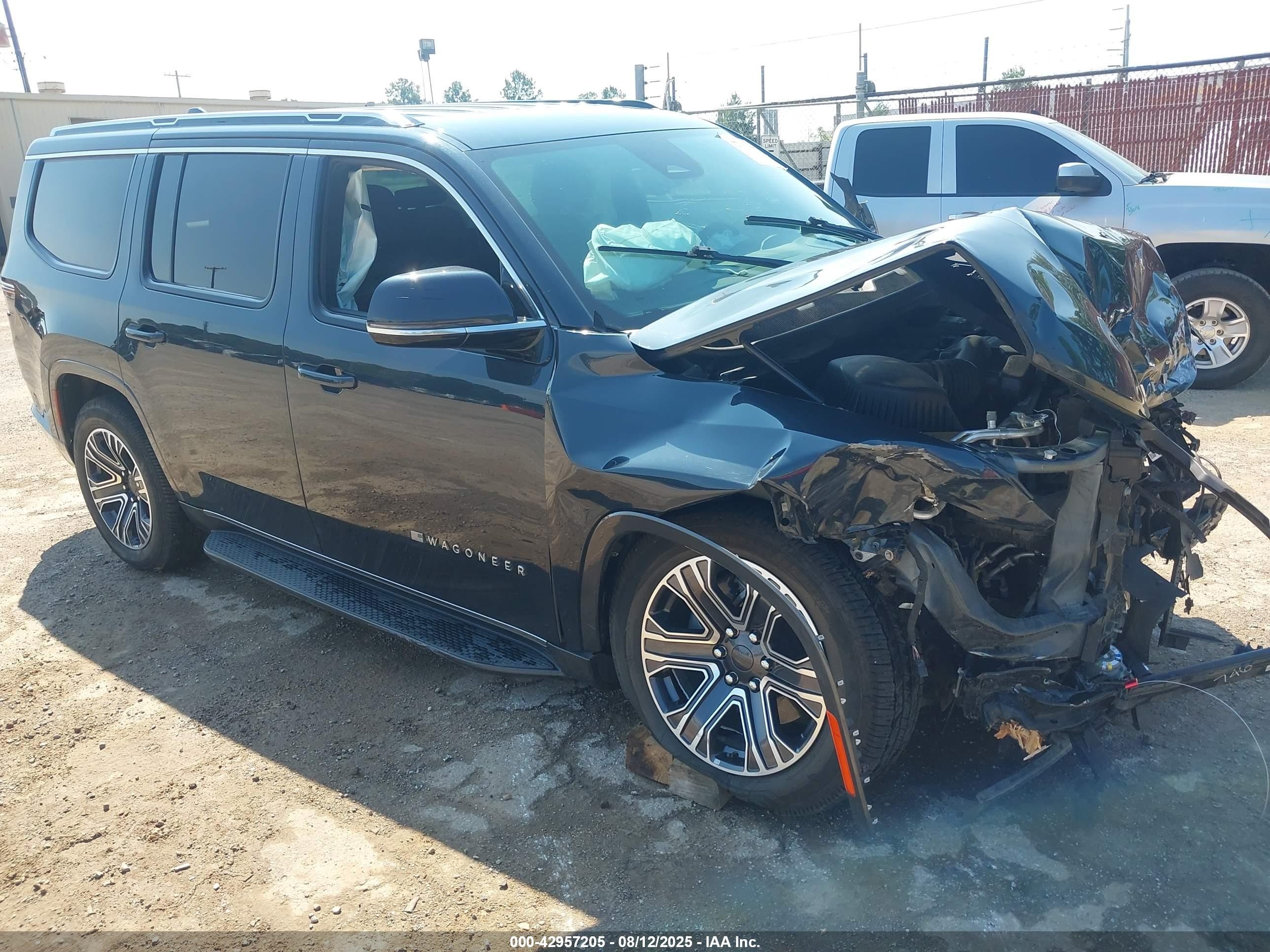 2022 Jeep Wagoneer Series III, VIN 1C4SJVDT2NS228150 — Перед