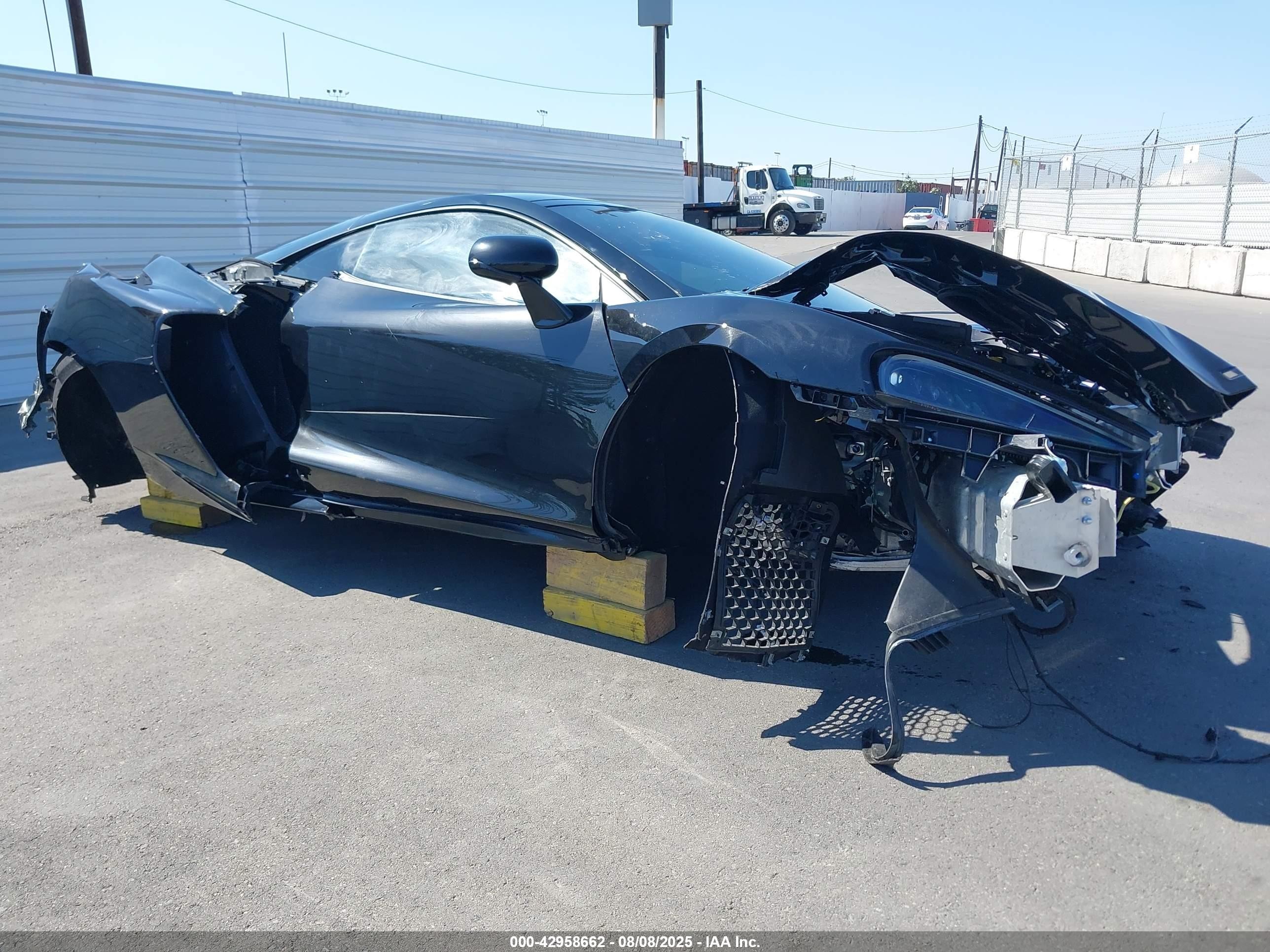 2022 McLaren GT, VIN SBM22GCA4NW001650 — Front end