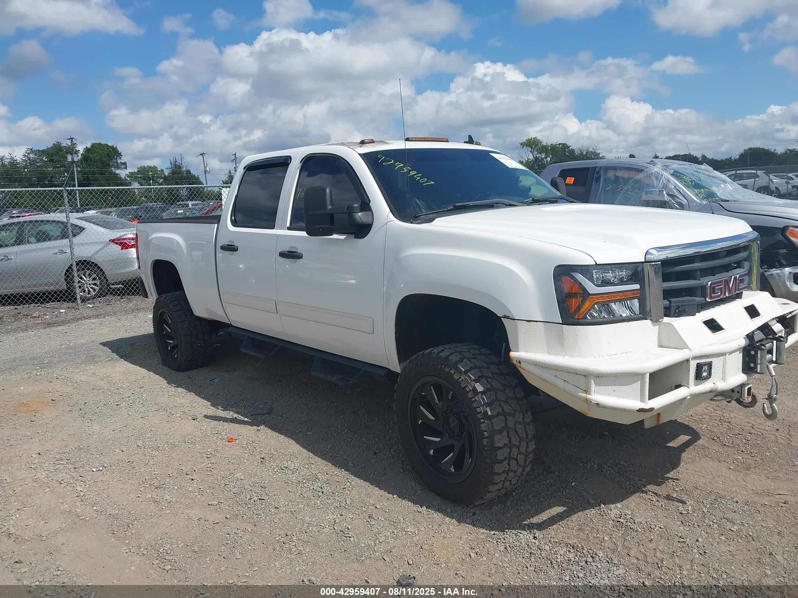2010 GMC Sierra 2500HD SLE, VIN 1GT4K0B6XAF130556 — Front end