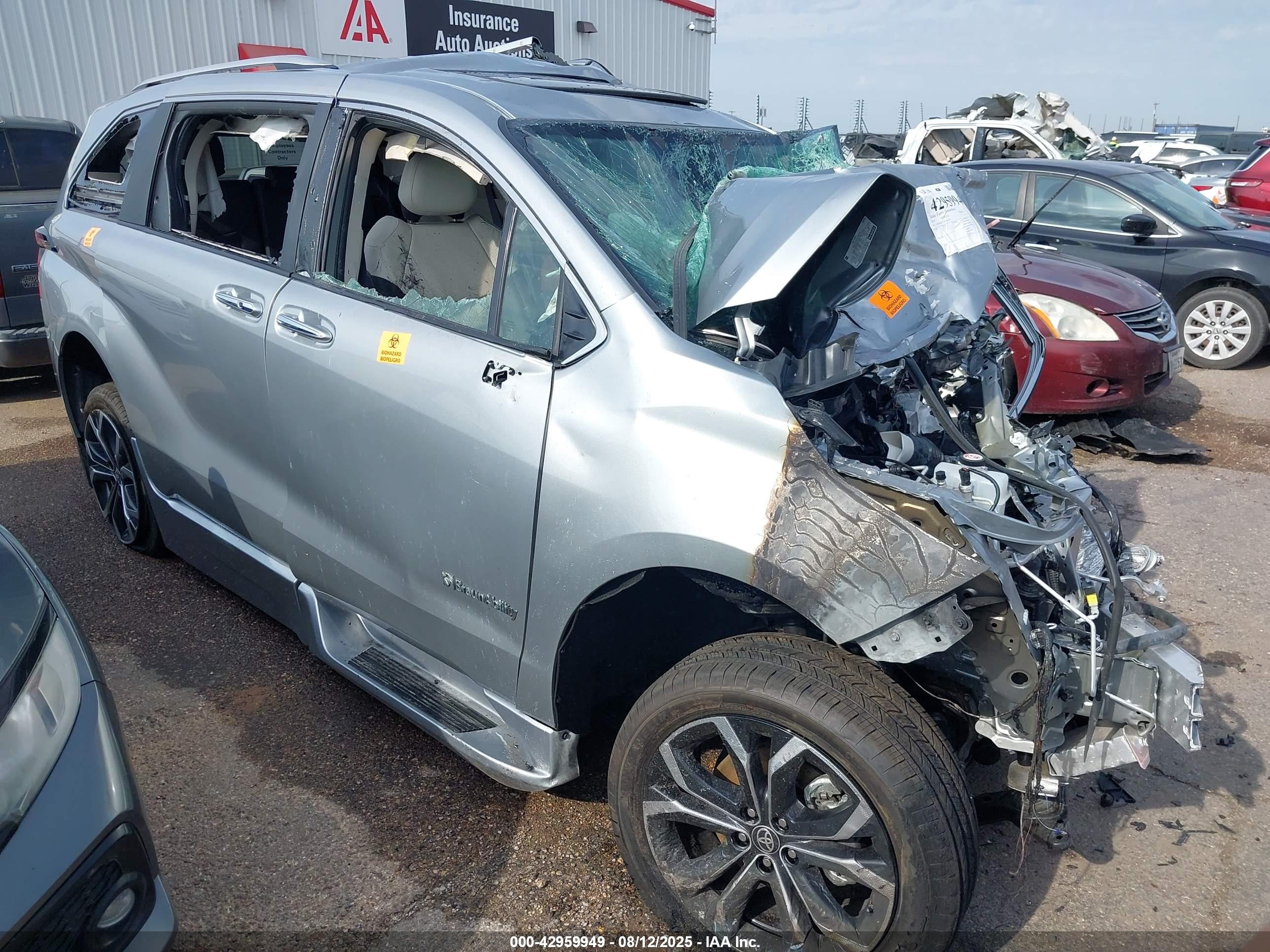 2025 Toyota Sienna Platinum, VIN 5TDERKEC7SS246229 — Front end