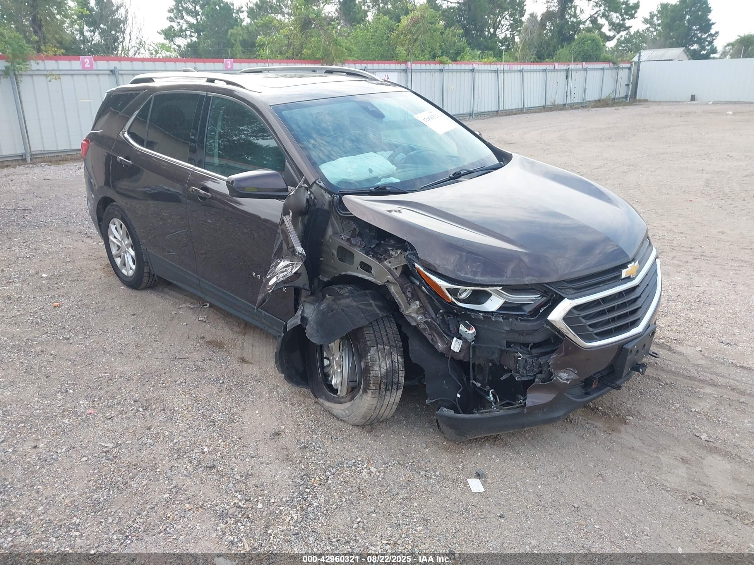 2020 Chevrolet Equinox LT, VIN 2GNAXKEV7L6204068 — Front end