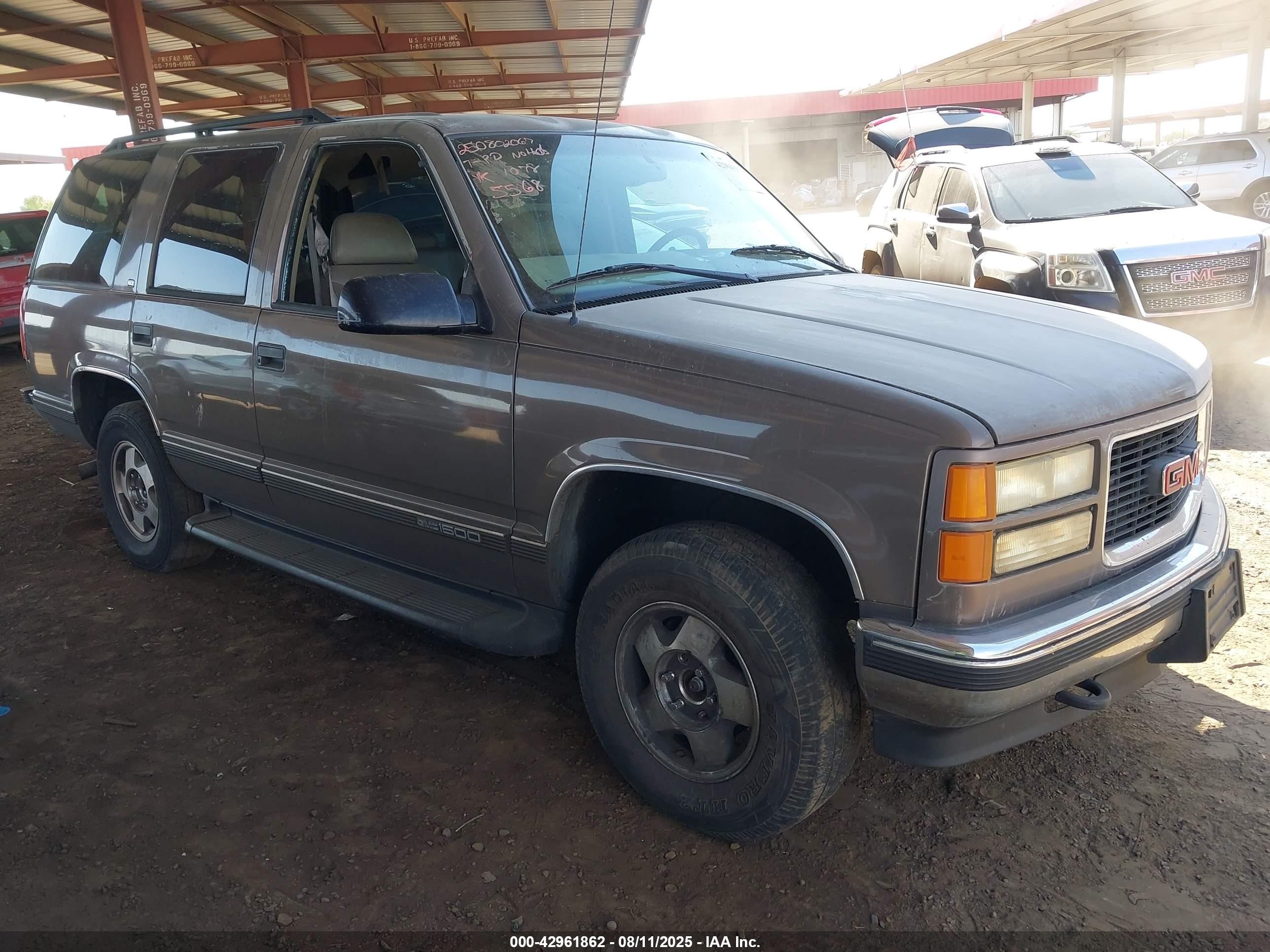 1998 GMC Yukon, VIN 1GKEK13R6WJ705568 — Front end