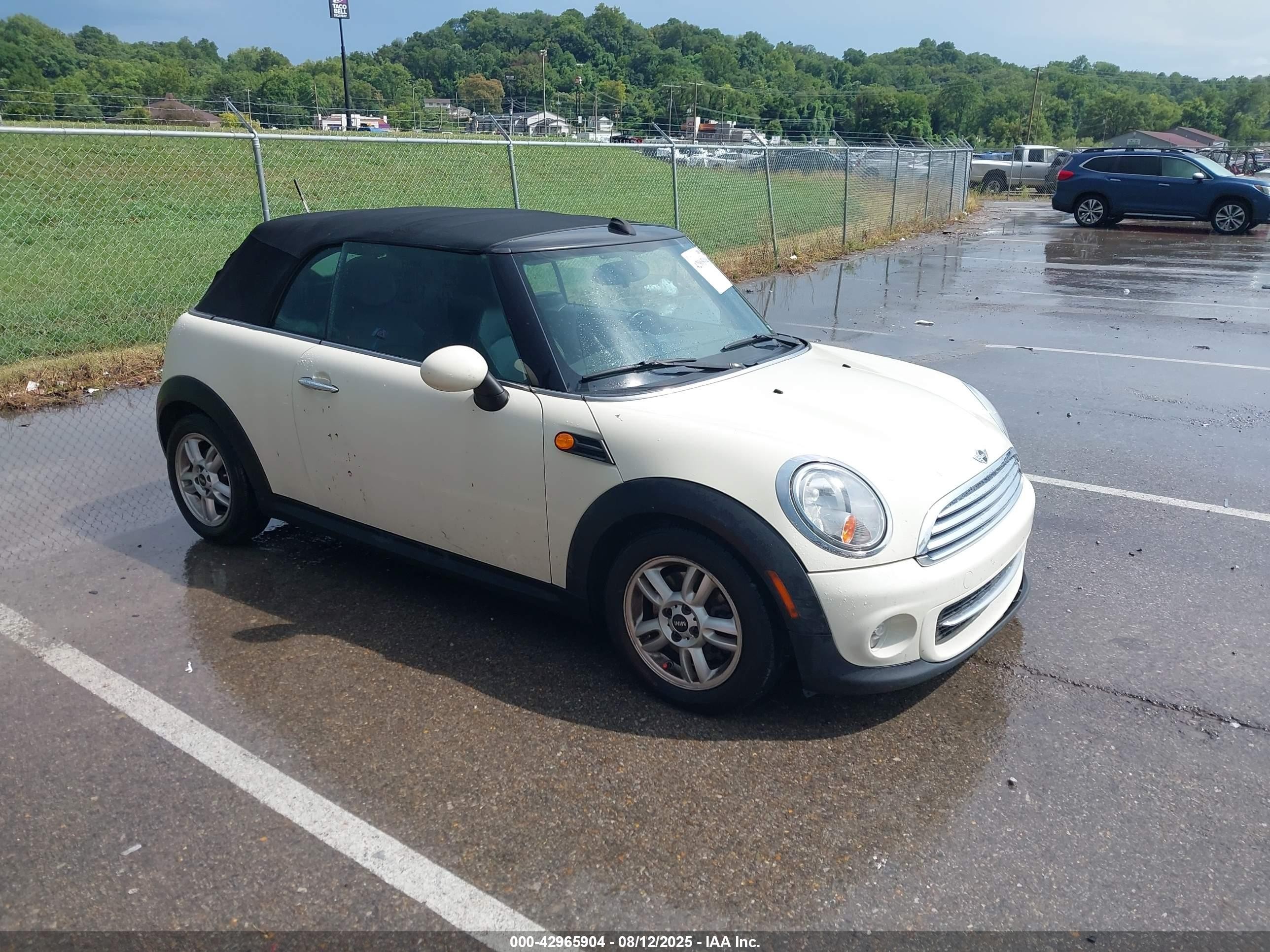 2011 MINI Convertible, VIN WMWZN3C5XBT133560 — Перед
