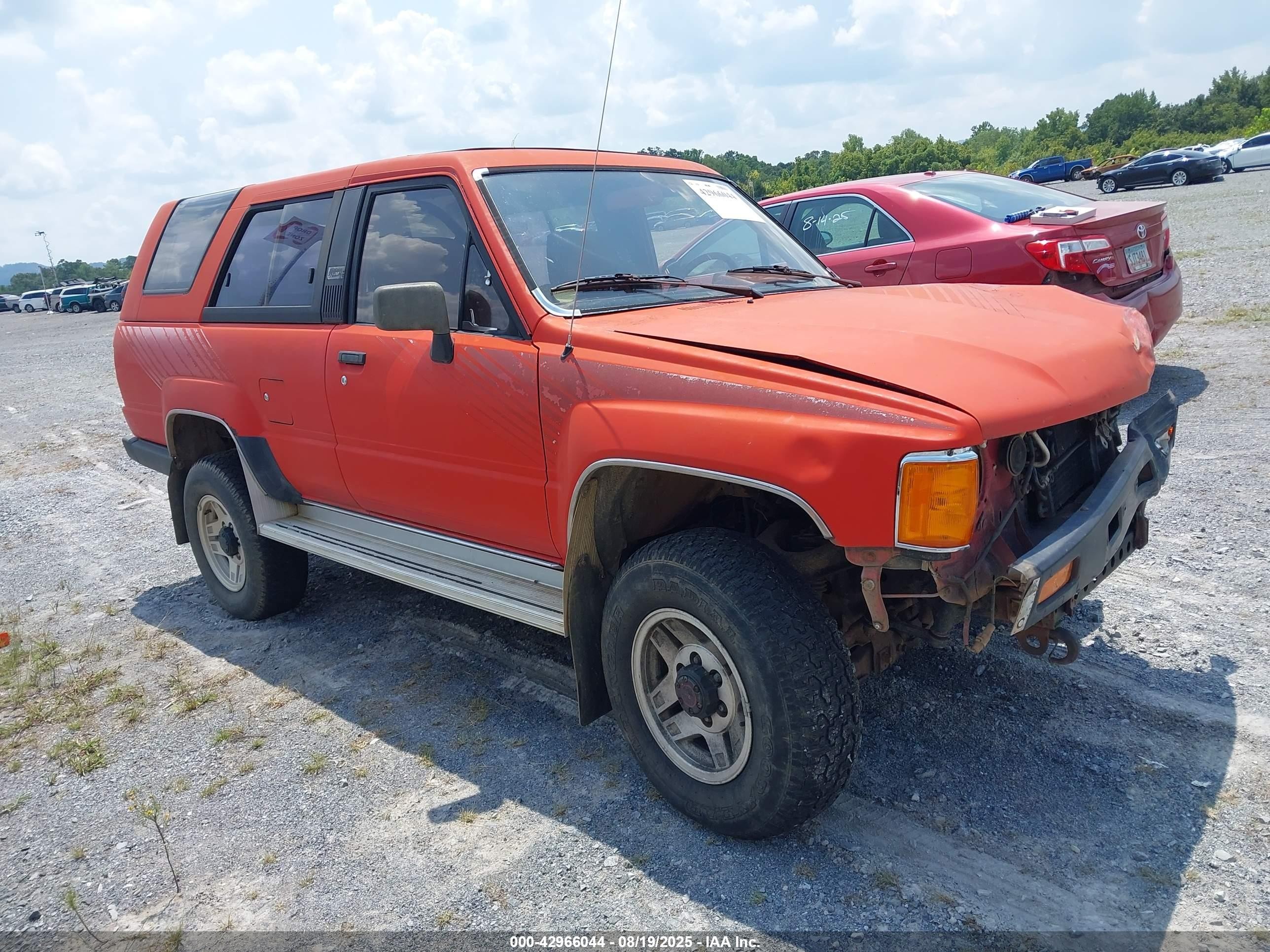 1987 Toyota 4Runner Deluxe, VIN JT4RN62S7H0134235 — Front end