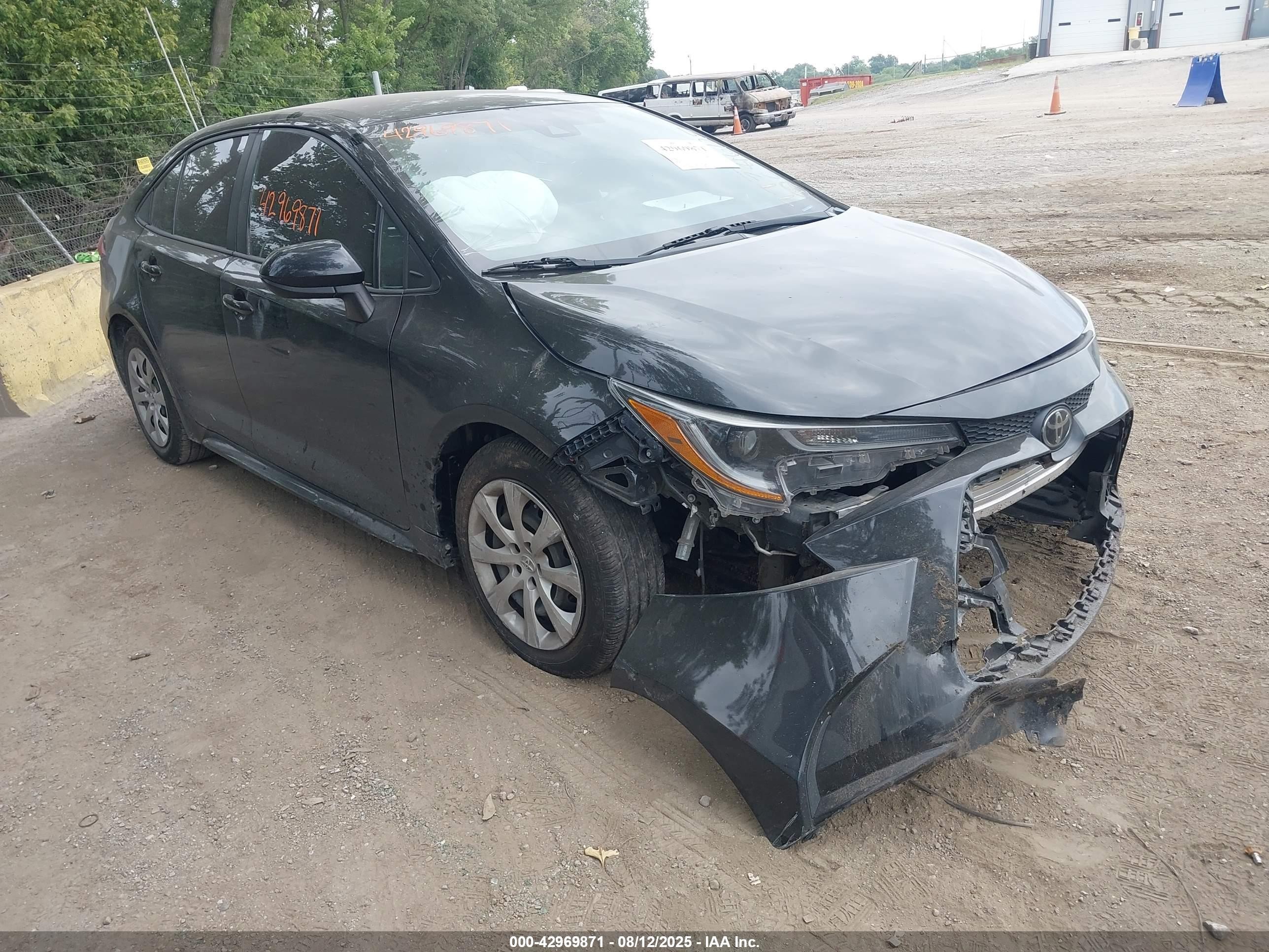 2021 Toyota Corolla LE, VIN 5YFEPMAE4MP177908 — Front end