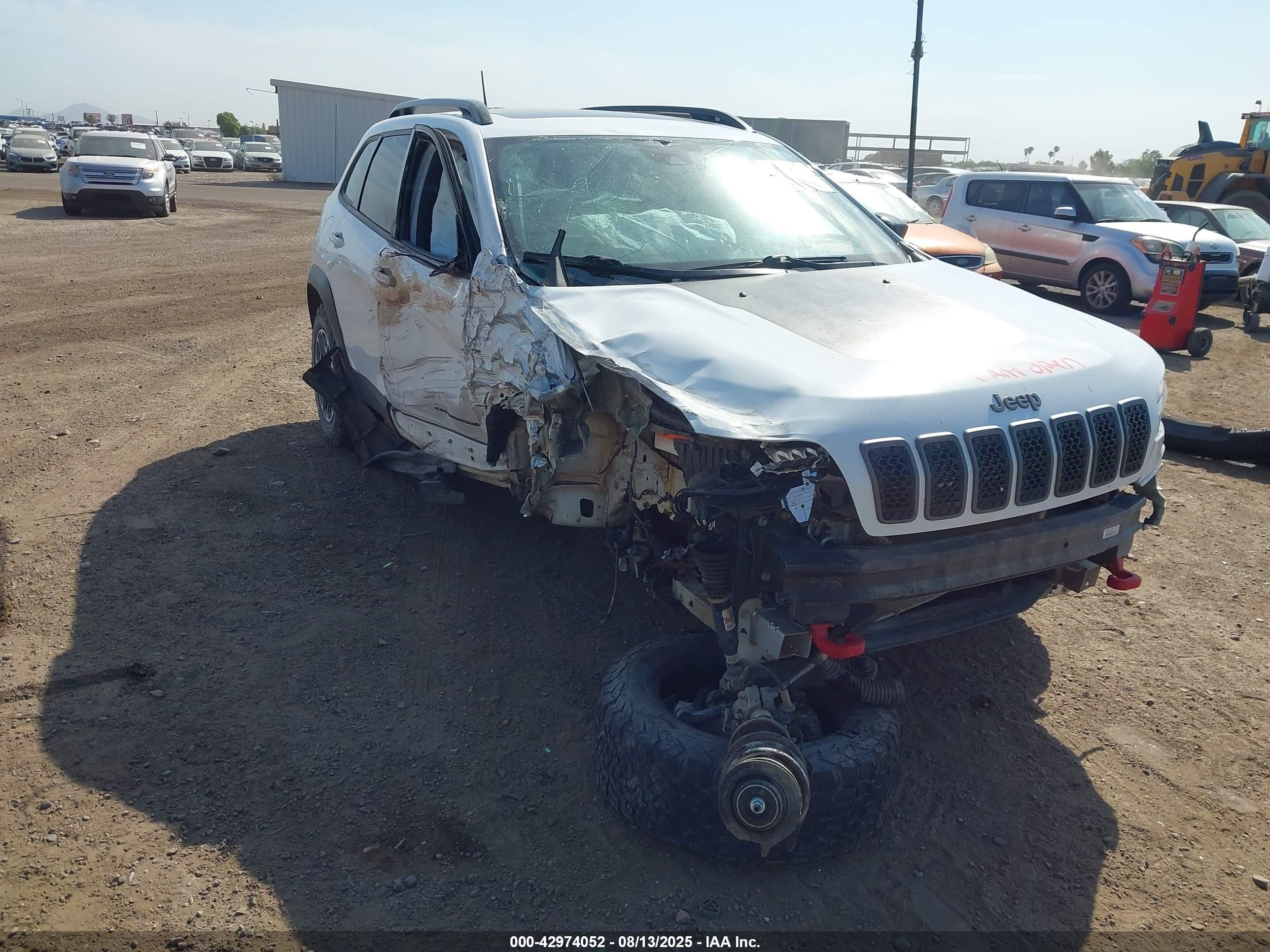 2022 Jeep Cherokee Trailhawk, VIN 1C4PJMBX7ND500119 — Бок