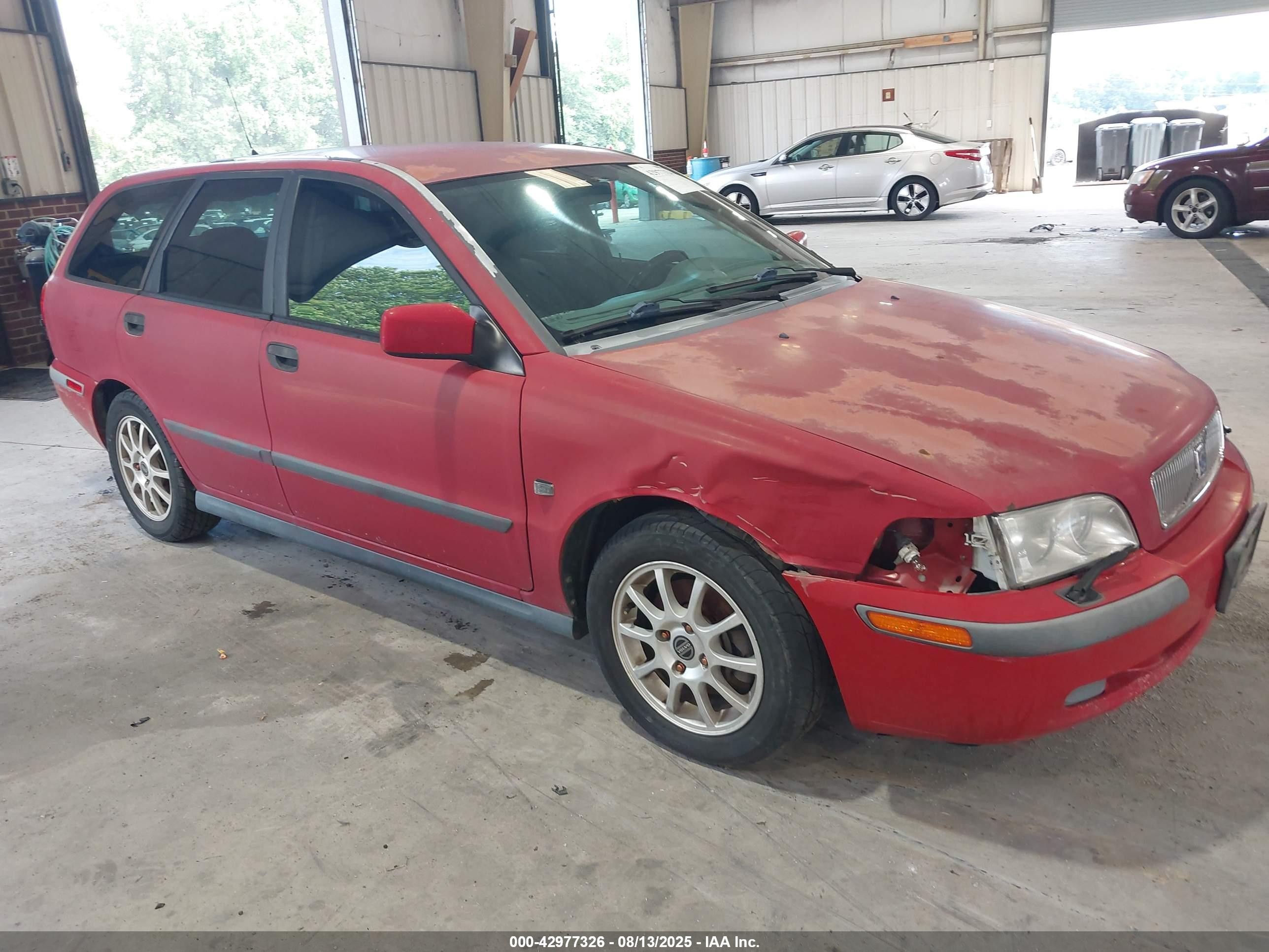 2001 Volvo V40, VIN YV1VW29561F662401 — Перед