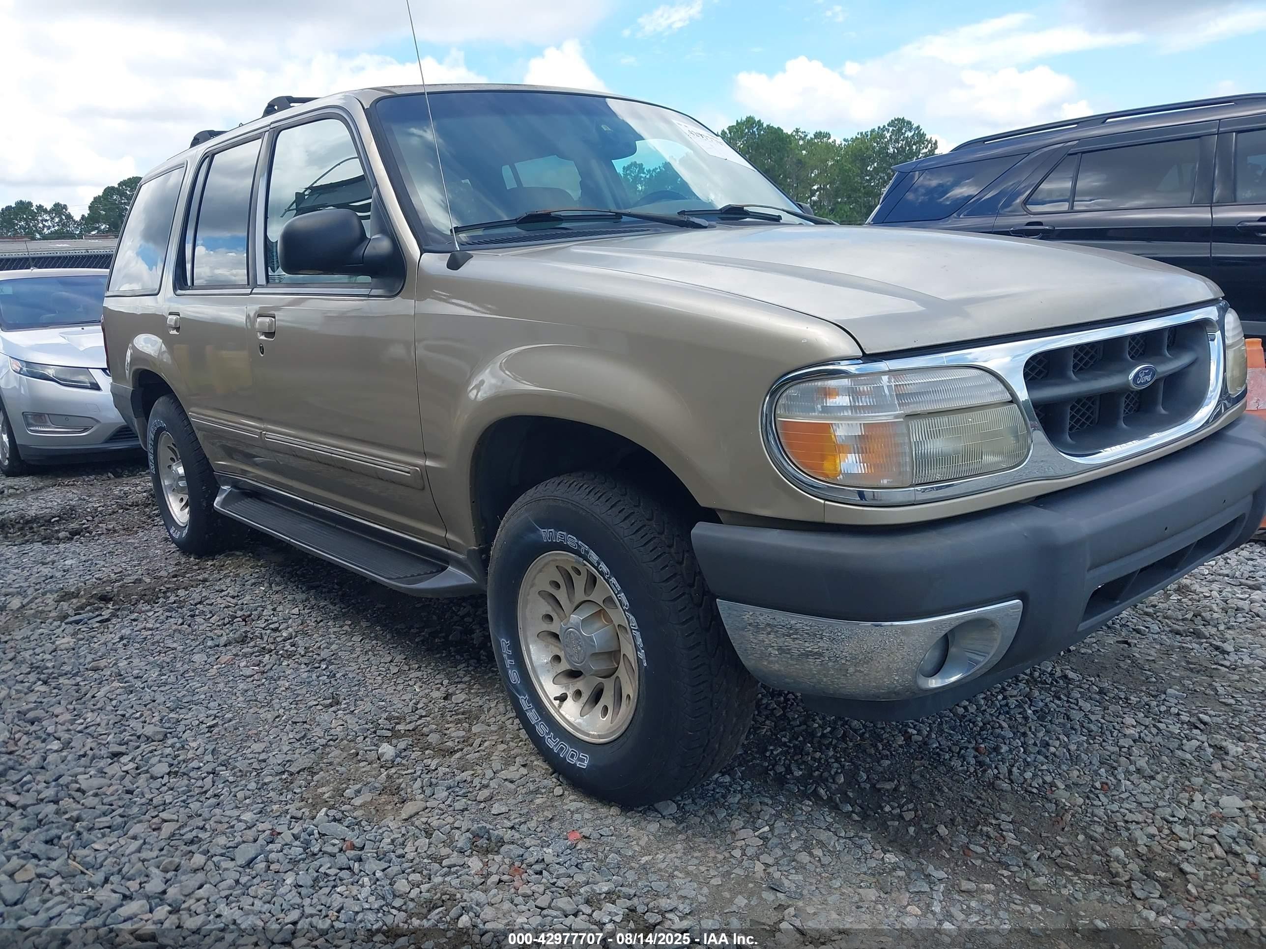2000 Ford Explorer XLT, VIN 1FMDU63E2YZA39031 — Normal wear