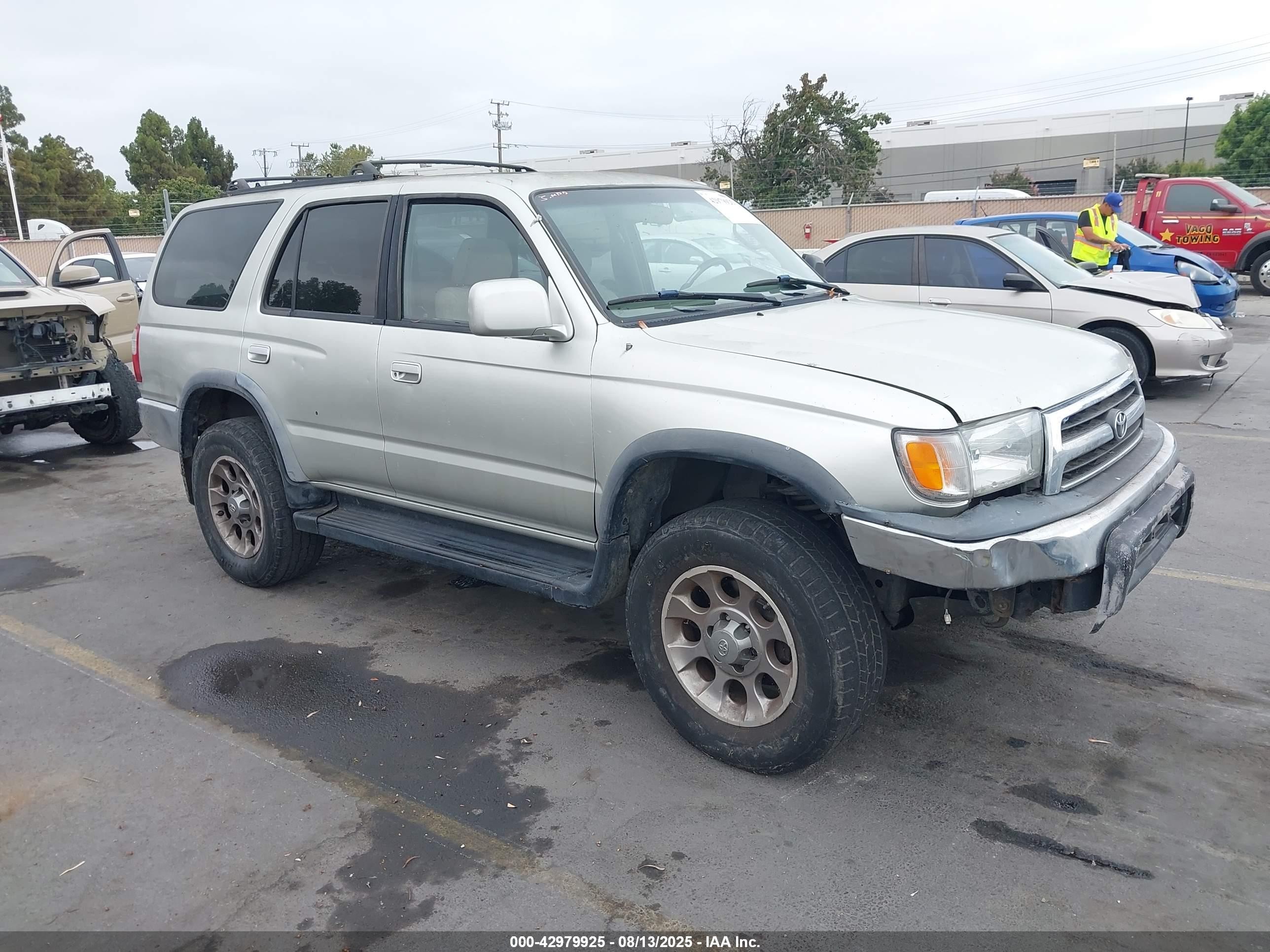 1999 Toyota 4Runner SR5, VIN JT3HN86R6X0259132 — Front end