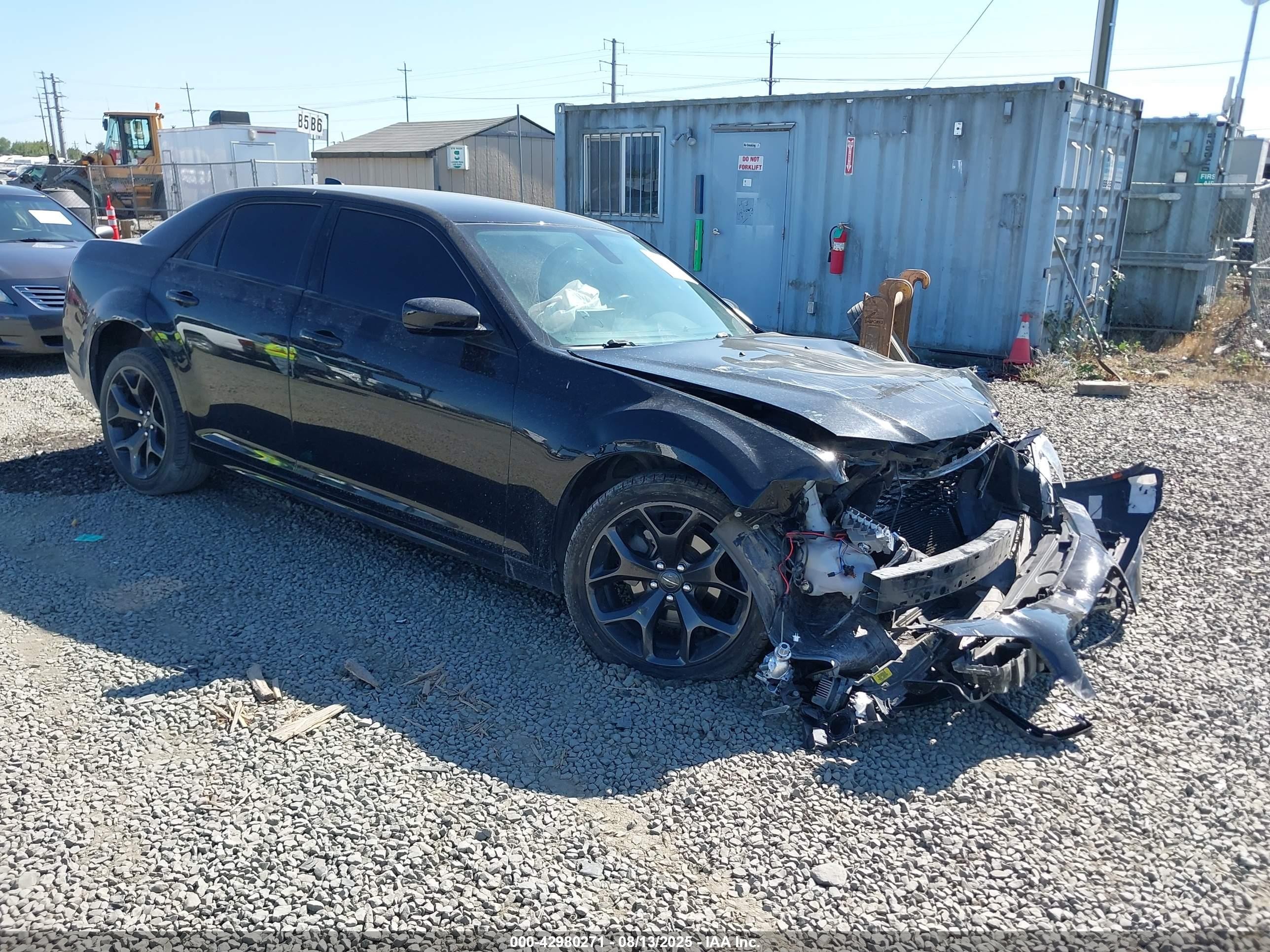 2020 Chrysler 300 Touring, VIN 2C3CCAAG7LH220567 — Перед