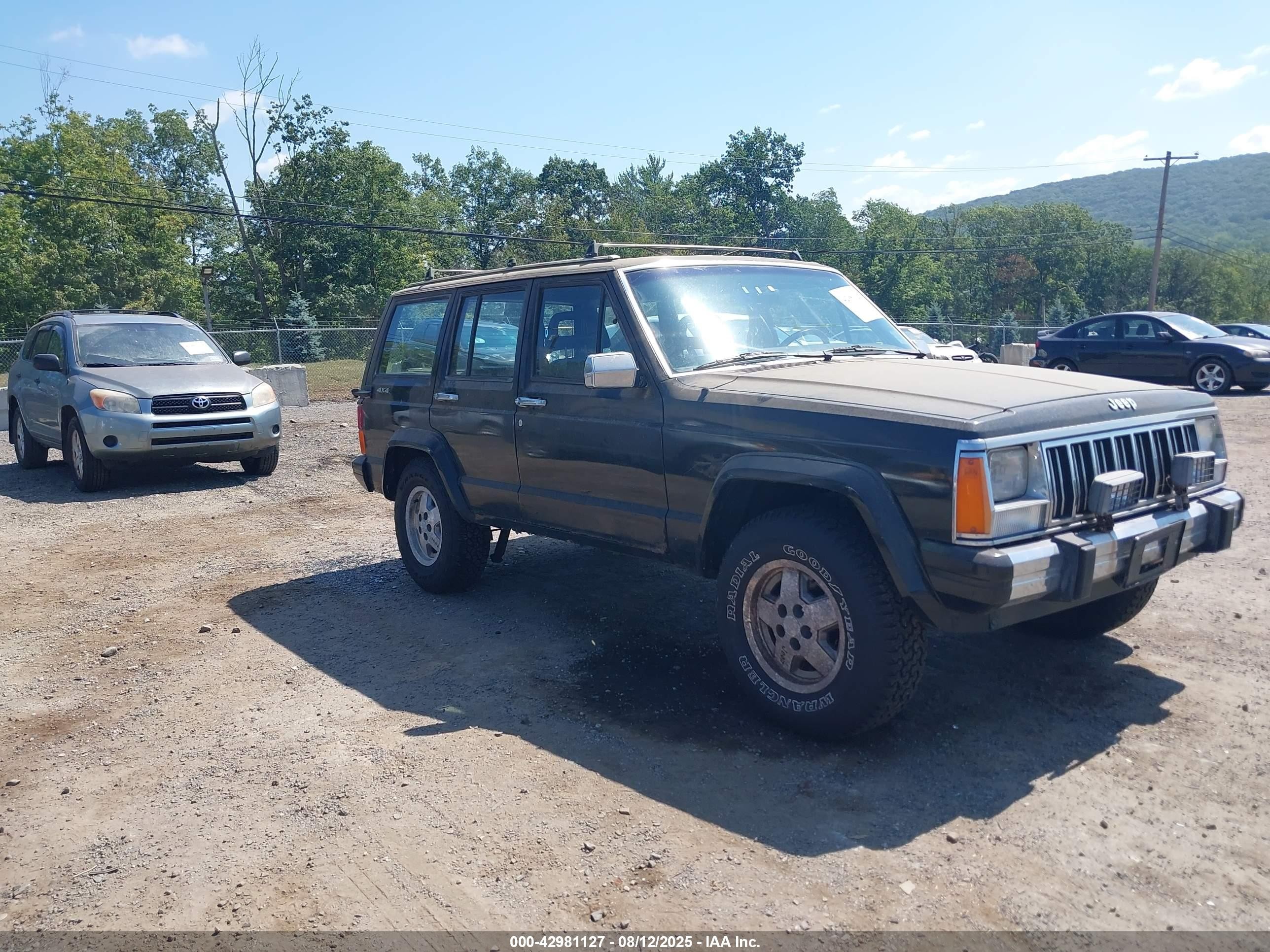 1988 Jeep Cherokee, VIN 1JCML784XJT022174 — Front end