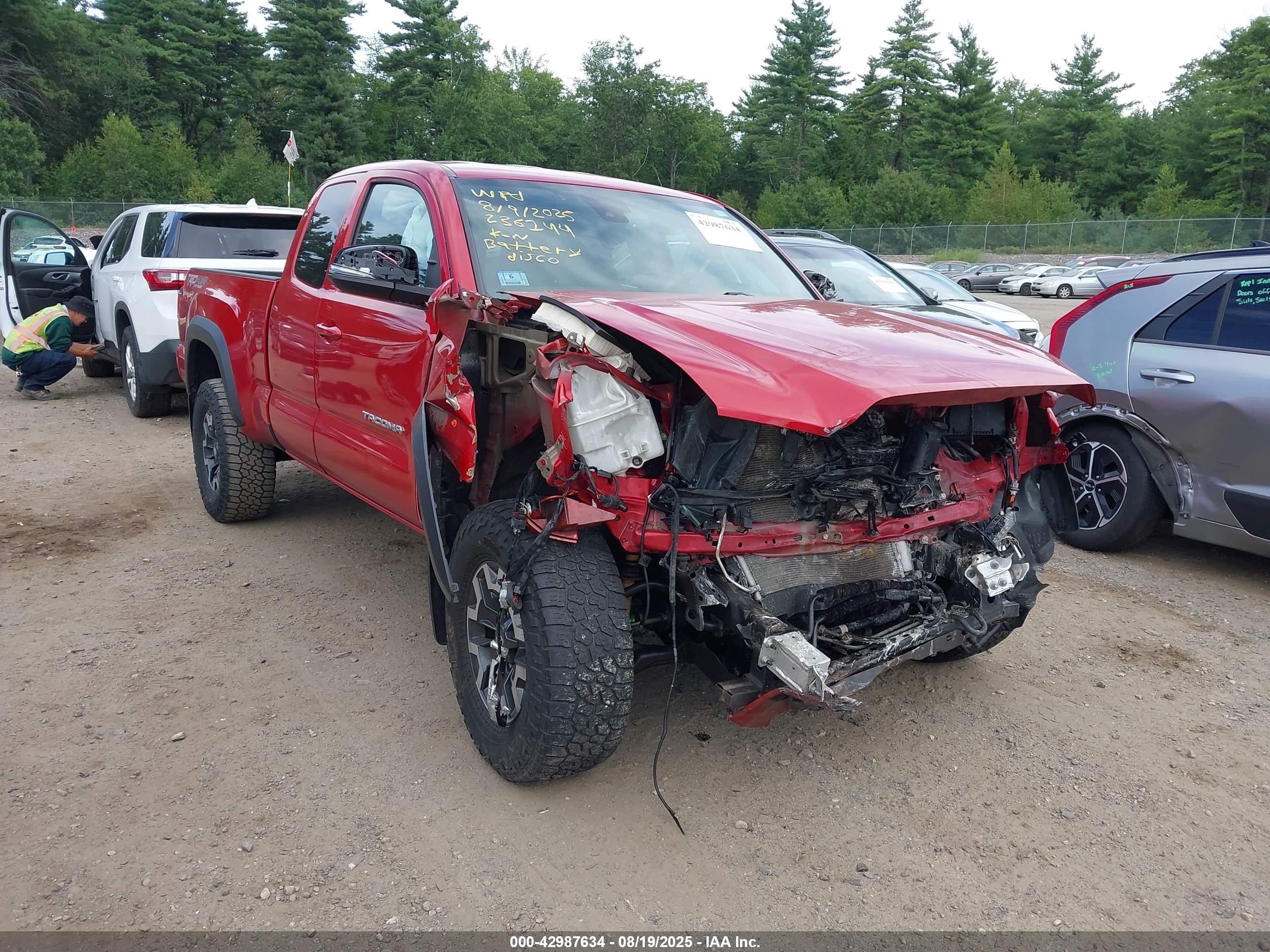 2019 Toyota Tacoma SR5, VIN 5TFSZ5AN4KX182303 — Front end