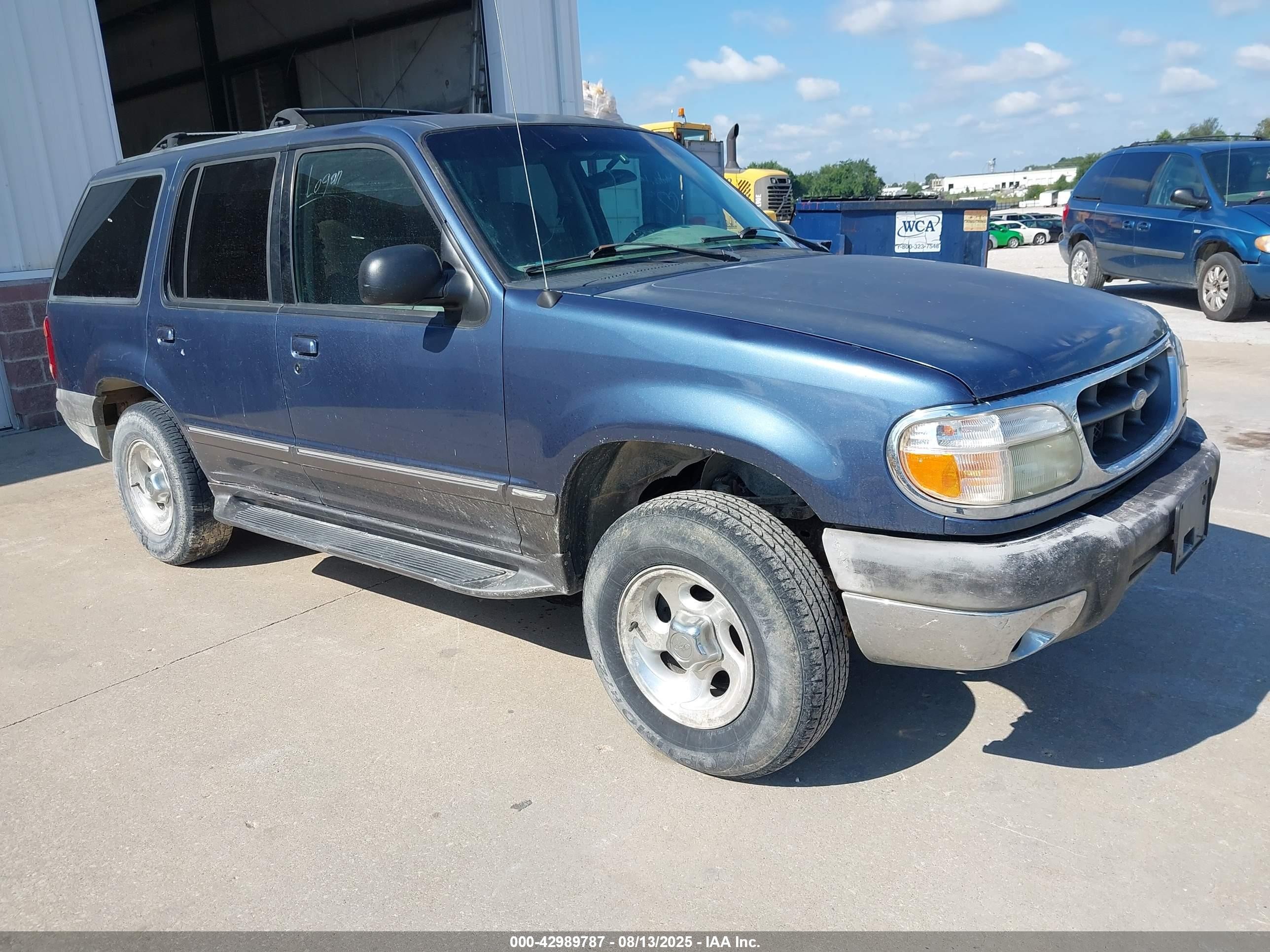 2000 Ford Explorer XLT, VIN 1FMZU73X0YZA83266 — Front end