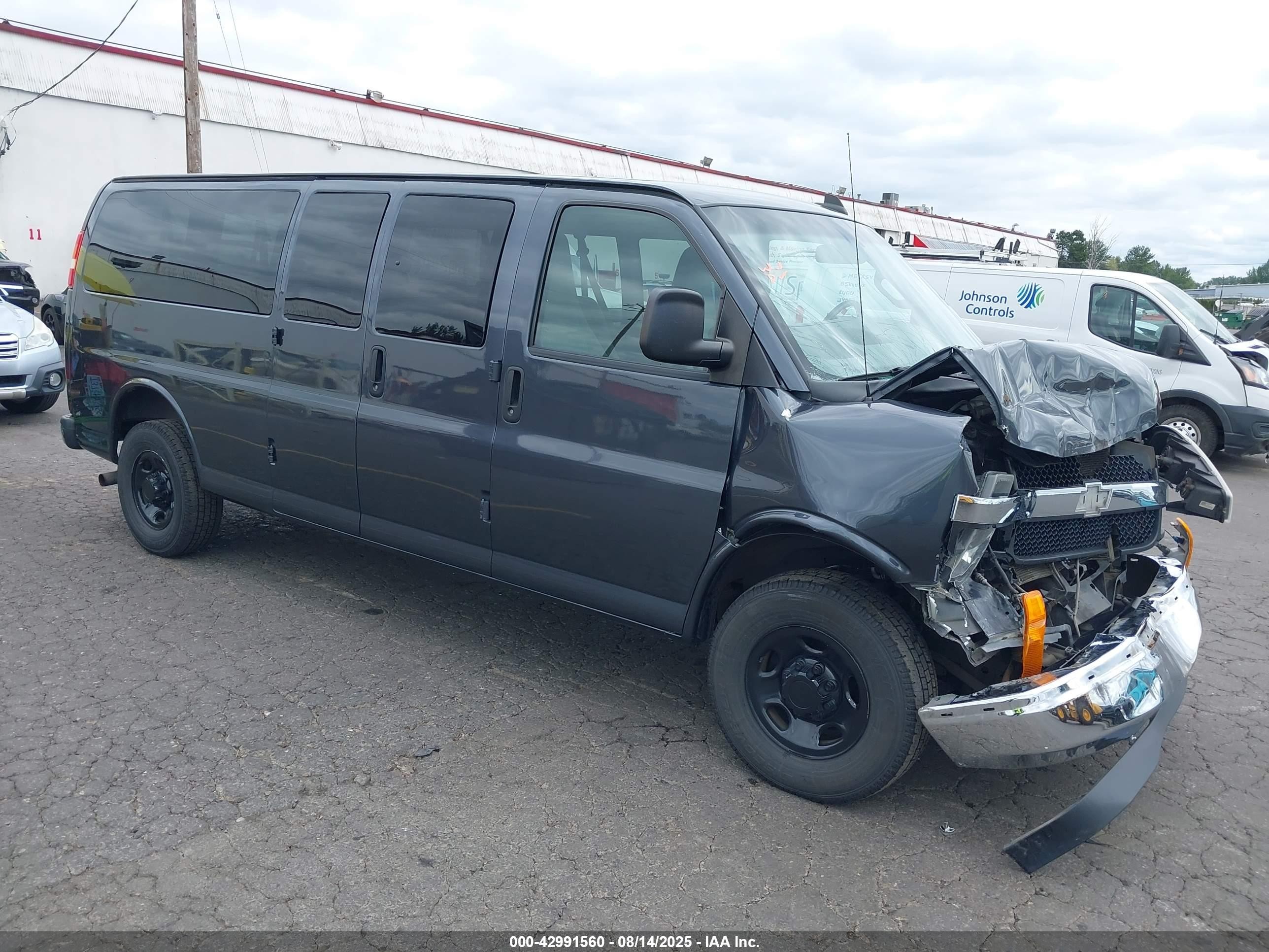 2017 Chevrolet Express Passenger LT, VIN 1GAZGPFF8H1274682 — Front end