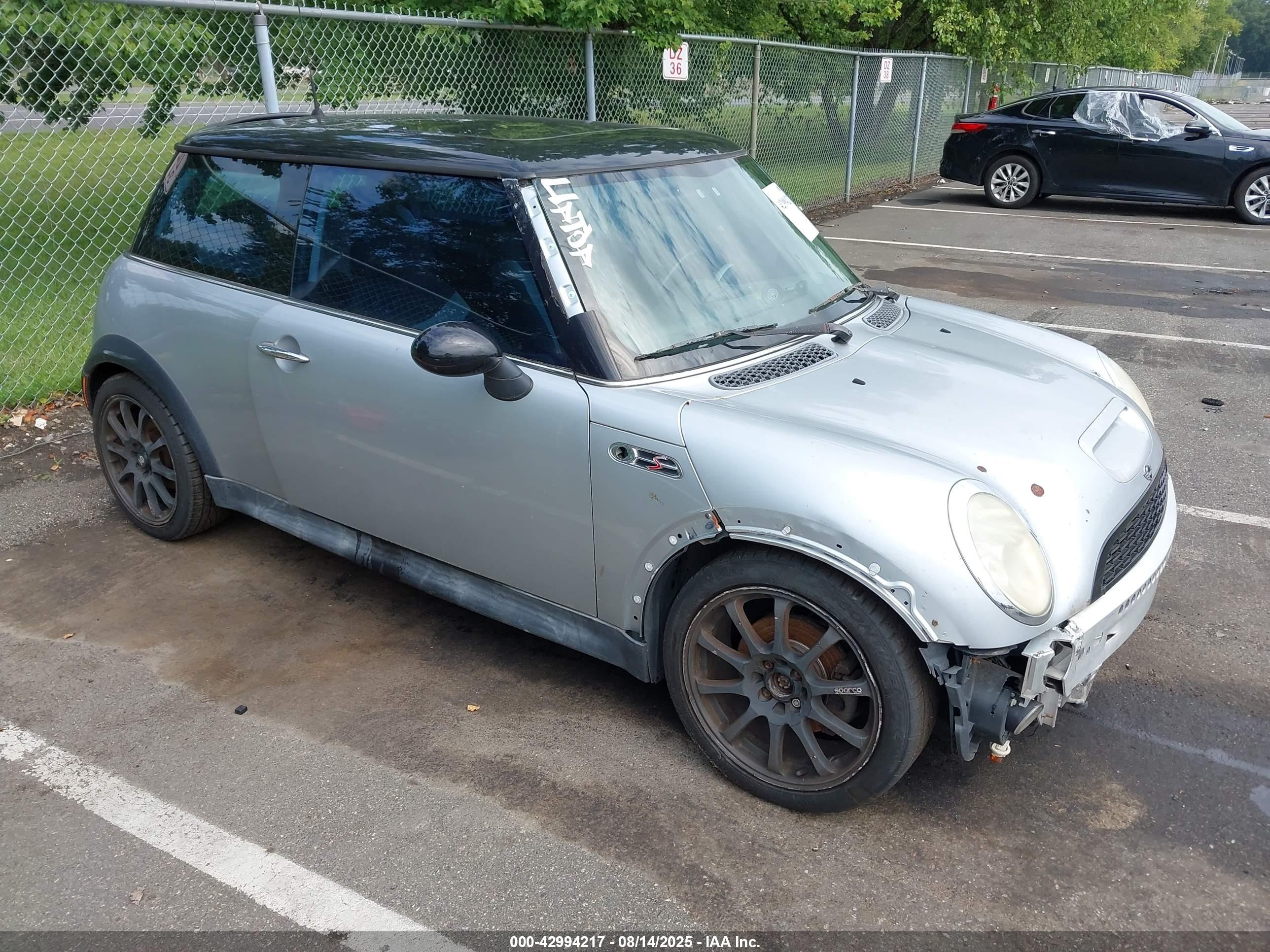 2002 MINI Hardtop S, VIN WMWRE33492TD53038 — Front end